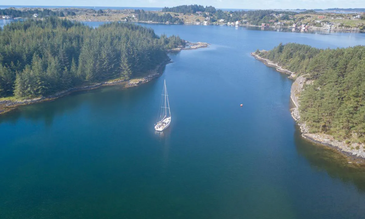 Langanesvågen, Bokn.: {"base": "no", "no": "Fin svai bukt. Dybde ved inngang til v\u00e5gen er ca. 3.5m. Dybde ved ankring ca. 4.5m. B\u00f8ye (pr. 07/24) som vises p\u00e5 bilde er ikke sikker som svaib\u00f8ye, \u00e5 anbefales ikke benyttet.", "se": "Fin svaj vik. Djup vid ing\u00e5ngen till viken \u00e4r ca. 3.5m. Djup vid ankring ca. 4.5m. Boj (pr. 07/24) som visas p\u00e5 bild \u00e4r inte s\u00e4ker som svajboj, rekommenderas ej att anv\u00e4ndas.", "en": "Nice swinging bay. Depth at the entrance to the bay is approximately 3.5m. Depth at anchorage is approximately 4.5m. Buoy (as of 07/24) shown in the picture is not guaranteed as a mooring buoy and is not recommended for use.", "da": "Fin ankerbugt. Dybde ved indgangen til vigen er ca. 3.5m. Dybde ved ankring ca. 4.5m. B\u00f8je (pr. 07/24) som vises p\u00e5 billedet er ikke sikker som ankerb\u00f8je, og anbefales ikke benyttet.", "fr": "Belle baie de mouillage. La profondeur \u00e0 l'entr\u00e9e du bras de mer est d'environ 3,5 m. La profondeur au mouillage est d'environ 4,5 m. La bou\u00e9e (en date du 24/07) montr\u00e9e sur l'image n'est pas s\u00fbre comme bou\u00e9e de mouillage et il est d\u00e9conseill\u00e9 de l'utiliser.", "de": "Feine Schwenkbucht. Tiefe am Eingang zur Bucht betr\u00e4gt ca. 3,5 m. Tiefe beim Ankern ca. 4,5 m. Boje (Stand 24.07.), die auf dem Bild zu sehen ist, ist nicht als Schwenkboje sicher und wird nicht empfohlen zu benutzen.", "es": "Bonita bah\u00eda de anclaje. La profundidad en la entrada del golfo es de aproximadamente 3.5m. La profundidad en el lugar de anclaje es de aproximadamente 4.5m. La boya (a fecha 24/07) que se muestra en la imagen no es segura como boya de anclaje giratorio, y no se recomienda su uso.", "it": "<p>Bel golfo per ancoraggio libero. La profondit\u00e0 all'ingresso della baia \u00e8 di circa 3,5m. La profondit\u00e0 per l'ancoraggio \u00e8 di circa 4,5m. La boa (dal 07/24) mostrata in foto non \u00e8 sicura come boa di ancoraggio e non \u00e8 raccomandata per l'uso.</p>", "pt": "Ba\u00eda de ancoragem fina. A profundidade na entrada para a enseada \u00e9 de aprox. 3,5m. Profundidade no ponto de ancoragem aprox. 4,5m. A b\u00f3ia (em 24/07) que aparece na imagem n\u00e3o \u00e9 segura como b\u00f3ia de ancoragem, e n\u00e3o \u00e9 recomendado o uso.", "nl": "Mooie zwaaibaai. Diepte bij de ingang van de baai is ca. 3,5m. Diepte bij het ankeren ca. 4,5m. Boei (per 07/24) zoals getoond op de foto is niet veilig als zwaaiboei, wordt niet aanbevolen om te gebruiken.", "pl": "Pi\u0119kna zatoka na kotwiczenie. G\u0142\u0119boko\u015b\u0107 przy wej\u015bciu do zatoki wynosi ok. 3,5 m. G\u0142\u0119boko\u015b\u0107 przy kotwicowisku wynosi ok. 4,5 m. Boja (z dn. 24.07), kt\u00f3ra widoczna jest na zdj\u0119ciu, nie jest pewna jako boja kotwicz\u0105ca, wi\u0119c nie zaleca si\u0119 jej u\u017cywania.", "uk": "\u0413\u0430\u0440\u043d\u0430 \u0433\u0430\u0432\u0430\u043d\u044c \u0434\u043b\u044f \u043f\u043b\u0430\u0432\u0430\u043d\u043d\u044f \u043d\u0430 \u044f\u043a\u043e\u0440\u0456. \u0413\u043b\u0438\u0431\u0438\u043d\u0430 \u043d\u0430 \u0432\u0445\u043e\u0434\u0456 \u0434\u043e \u0431\u0443\u0445\u0442\u0438 \u043f\u0440\u0438\u0431\u043b\u0438\u0437\u043d\u043e 3,5 \u043c. \u0413\u043b\u0438\u0431\u0438\u043d\u0430 \u043d\u0430 \u044f\u043a\u043e\u0440\u043d\u0456\u0439 \u0441\u0442\u043e\u044f\u043d\u0446\u0456 \u043f\u0440\u0438\u0431\u043b\u0438\u0437\u043d\u043e 4,5 \u043c. \u0411\u0443\u0439 (\u0441\u0442\u0430\u043d\u043e\u043c \u043d\u0430 07/24), \u0449\u043e \u0437\u043e\u0431\u0440\u0430\u0436\u0435\u043d\u0438\u0439 \u043d\u0430 \u0444\u043e\u0442\u043e, \u043d\u0435 \u0454 \u043d\u0430\u0434\u0456\u0439\u043d\u0438\u043c \u0431\u0443\u0439\u043a\u043e\u043c \u0434\u043b\u044f \u043f\u043b\u0430\u0432\u0430\u043d\u043d\u044f \u043d\u0430 \u044f\u043a\u043e\u0440\u0456 \u0456 \u043d\u0435 \u0440\u0435\u043a\u043e\u043c\u0435\u043d\u0434\u0443\u0454\u0442\u044c\u0441\u044f \u0434\u043b\u044f \u0432\u0438\u043a\u043e\u0440\u0438\u0441\u0442\u0430\u043d\u043d\u044f.", "ro": "Golf frumos de ancorare. Ad\u00e2ncimea la intrarea \u00een golf este de aproximativ 3.5m. Ad\u00e2ncimea la ancorare este de aproximativ 4.5m. Baliza (la data de 07/24) care apare \u00een imagine nu este sigur\u0103 pentru ancorare \u00een deriv\u0103 \u0219i nu se recomand\u0103 utilizarea ei.", "tr": "G\u00fczel bir a\u00e7\u0131k koy. Koyun giri\u015findeki derinlik yakla\u015f\u0131k 3.5m'dir. Demirleme noktas\u0131ndaki derinlik yakla\u015f\u0131k 4.5m'dir. Foto\u011frafta g\u00f6r\u00fcnen \u015famand\u0131ra (07/24 itibariyle), demirleme \u015famand\u0131ras\u0131 olarak g\u00fcvenli de\u011fildir, kullan\u0131lmas\u0131 \u00f6nerilmez.", "el": "\u038c\u03bc\u03bf\u03c1\u03c6\u03bf\u03c2 \u03ba\u03cc\u03bb\u03c0\u03bf\u03c2 \u03b3\u03b9\u03b1 \u03b1\u03b3\u03ba\u03c5\u03c1\u03bf\u03b2\u03cc\u03bb\u03b9\u03bf. \u03a4\u03bf \u03b2\u03ac\u03b8\u03bf\u03c2 \u03c3\u03c4\u03b7\u03bd \u03b5\u03af\u03c3\u03bf\u03b4\u03bf \u03c4\u03bf\u03c5 \u03cc\u03c1\u03bc\u03bf\u03c5 \u03b5\u03af\u03bd\u03b1\u03b9 \u03c0\u03b5\u03c1\u03af\u03c0\u03bf\u03c5 3,5 \u03bc\u03ad\u03c4\u03c1\u03b1. \u03a4\u03bf \u03b2\u03ac\u03b8\u03bf\u03c2 \u03c3\u03c4\u03bf\u03bd \u03c3\u03b7\u03bc\u03b5\u03af\u03bf \u03b1\u03b3\u03ba\u03c5\u03c1\u03bf\u03b2\u03cc\u03bb\u03b9\u03c3\u03b7\u03c2 \u03b5\u03af\u03bd\u03b1\u03b9 \u03c0\u03b5\u03c1\u03af\u03c0\u03bf\u03c5 4,5 \u03bc\u03ad\u03c4\u03c1\u03b1. \u039f \u03c0\u03bb\u03c9\u03c4\u03ae\u03c1\u03b1\u03c2 (\u03c3\u03c4\u03b9\u03c2 24/07) \u03c0\u03bf\u03c5 \u03c6\u03b1\u03af\u03bd\u03b5\u03c4\u03b1\u03b9 \u03c3\u03c4\u03b7 \u03c6\u03c9\u03c4\u03bf\u03b3\u03c1\u03b1\u03c6\u03af\u03b1 \u03b4\u03b5\u03bd \u03b5\u03af\u03bd\u03b1\u03b9 \u03b1\u03c3\u03c6\u03b1\u03bb\u03ae\u03c2 \u03c9\u03c2 \u03c0\u03bb\u03c9\u03c4\u03ae\u03c1\u03b1\u03c2 \u03b1\u03b3\u03ba\u03c5\u03c1\u03bf\u03b2\u03cc\u03bb\u03b7\u03c3\u03b7\u03c2 \u03ba\u03b1\u03b9 \u03b4\u03b5\u03bd \u03c3\u03c5\u03bd\u03b9\u03c3\u03c4\u03ac\u03c4\u03b1\u03b9 \u03b7 \u03c7\u03c1\u03ae\u03c3\u03b7 \u03c4\u03bf\u03c5.", "cs": "Kr\u00e1sn\u00e1 kotvi\u0161t\u011b v z\u00e1toce. Hloubka u vchodu do z\u00e1toky je cca 3,5 m. Hloubka v kotvi\u0161ti cca 4,5 m. B\u00f3je (k datu 07/24) zobrazen\u00e1 na fotografii nen\u00ed bezpe\u010dn\u00e1 jako kotvic\u00ed b\u00f3je a nedoporu\u010duje se ji pou\u017e\u00edvat.", "hu": "Sz\u00e9p horgonyz\u00f3 \u00f6b\u00f6l. A m\u00e9lys\u00e9g a bej\u00e1ratn\u00e1l kb. 3,5m. A horgonyz\u00f3hely m\u00e9lys\u00e9ge kb. 4,5m. B\u00f3ja (2024.07-i \u00e1llapot) a k\u00e9pen l\u00e1that\u00f3 m\u00f3don nem biztons\u00e1gos horgonynak, \u00e9s nem aj\u00e1nlott haszn\u00e1lni.", "fi": "Hieno kiertov\u00e4yl\u00e4. Syvyys v\u00e4yl\u00e4n sis\u00e4\u00e4nk\u00e4ynnill\u00e4 on noin 3,5 m. Ankkurointisyvyys noin 4,5 m. Poiju (p\u00e4iv\u00e4ys 07/24) kuvassa ei ole varma kiertopoiju, eik\u00e4 sit\u00e4 suositella k\u00e4ytett\u00e4v\u00e4ksi.", "bg": "\u0414\u043e\u0431\u044a\u0440 \u0437\u0430\u043b\u0438\u0432 \u0437\u0430 \u043a\u043e\u0442\u0432\u0430. \u0414\u044a\u043b\u0431\u043e\u0447\u0438\u043d\u0430 \u043f\u0440\u0438 \u0432\u0445\u043e\u0434\u0430 \u043d\u0430 \u0437\u0430\u043b\u0438\u0432\u0430 \u0435 \u043e\u043a\u043e\u043b\u043e 3.5 \u043c. \u0414\u044a\u043b\u0431\u043e\u0447\u0438\u043d\u0430 \u043f\u0440\u0438 \u0437\u0430\u043a\u043e\u0442\u0432\u044f\u043d\u0435 \u043e\u043a\u043e\u043b\u043e 4.5 \u043c. \u0411\u0443\u0439 (\u043a\u044a\u043c 07/24), \u043a\u043e\u0439\u0442\u043e \u0435 \u043f\u043e\u043a\u0430\u0437\u0430\u043d \u043d\u0430 \u0441\u043d\u0438\u043c\u043a\u0430\u0442\u0430, \u043d\u0435 \u0435 \u0441\u0438\u0433\u0443\u0440\u0435\u043d \u043a\u0430\u0442\u043e \u043a\u043e\u0442\u0432\u0435\u043d \u0431\u0443\u0439 \u0438 \u043d\u0435 \u0441\u0435 \u043f\u0440\u0435\u043f\u043e\u0440\u044a\u0447\u0432\u0430 \u0434\u0430 \u0441\u0435 \u043f\u043e\u043b\u0437\u0432\u0430.", "sr": "\u041b\u0435\u043f \u0437\u0430\u043b\u0438\u0432 \u0437\u0430 \u0441\u0432\u0440\u0442\u0430\u045a\u0435. \u0414\u0443\u0431\u0438\u043d\u0430 \u043d\u0430 \u0443\u043b\u0430\u0437\u0443 \u0443 \u0437\u0430\u043b\u0438\u0432 \u0458\u0435 \u043e\u043a\u043e 3,5 \u043c. \u0414\u0443\u0431\u0438\u043d\u0430 \u043d\u0430 \u043c\u0435\u0441\u0442\u0443 \u0433\u0434\u0435 \u0441\u0435 \u0441\u0438\u0434\u0440\u0438 \u0458\u0435 \u043e\u043a\u043e 4,5 \u043c. \u0411\u0443\u0432\u0430 (\u043e\u0434 07/24) \u043a\u043e\u0458\u0430 \u0458\u0435 \u043f\u0440\u0438\u043a\u0430\u0437\u0430\u043d\u0430 \u043d\u0430 \u0441\u043b\u0438\u0446\u0438 \u043d\u0438\u0458\u0435 \u0441\u0438\u0433\u0443\u0440\u043d\u0430 \u043a\u0430\u043e \u0431\u0443\u0432\u0430 \u0437\u0430 \u0441\u0432\u0440\u0442\u0430\u045a\u0435, \u0438 \u043d\u0435 \u043f\u0440\u0435\u043f\u043e\u0440\u0443\u0447\u0443\u0458\u0435 \u0441\u0435 \u0437\u0430 \u043a\u043e\u0440\u0438\u0448\u045b\u0435\u045a\u0435.", "et": "Hea telkimisala. S\u00fcgavus sisses\u00f5idul lahte on umbes 3,5 m. Ankrus\u00fcgavus on umbes 4,5 m. Poiss (seisuga 07/24), mis on n\u00e4ha pildil, ei ole usaldusv\u00e4\u00e4rne kui telgipoiss, seega ei soovitata seda kasutada.", "lv": "Skaista l\u012b\u010da s\u0113k\u013ca. Dzi\u013cums ieej\u0101 l\u012bc\u012b ir apm\u0113ram 3,5m. Dzi\u013cums enkuro\u0161an\u0101s viet\u0101 ir apm\u0113ram 4,5m. Boja (uz 07/24), kas redzama att\u0113l\u0101, nav dro\u0161a k\u0101 enkura boja, un t\u0101s izmanto\u0161ana nav ieteicama.", "lt": "Gra\u017ei \u012flanka. \u012eplaukimo \u012f \u012flank\u0105 gylis yra apie 3,5 m. \u012elankos inkaro vietos gylis yra apie 4,5 m. Buja (nuo 07/24), matoma nuotraukoje, n\u0117ra patikima kaip inkarin\u0117 buja, tod\u0117l nerekomenduojama jos naudoti."}