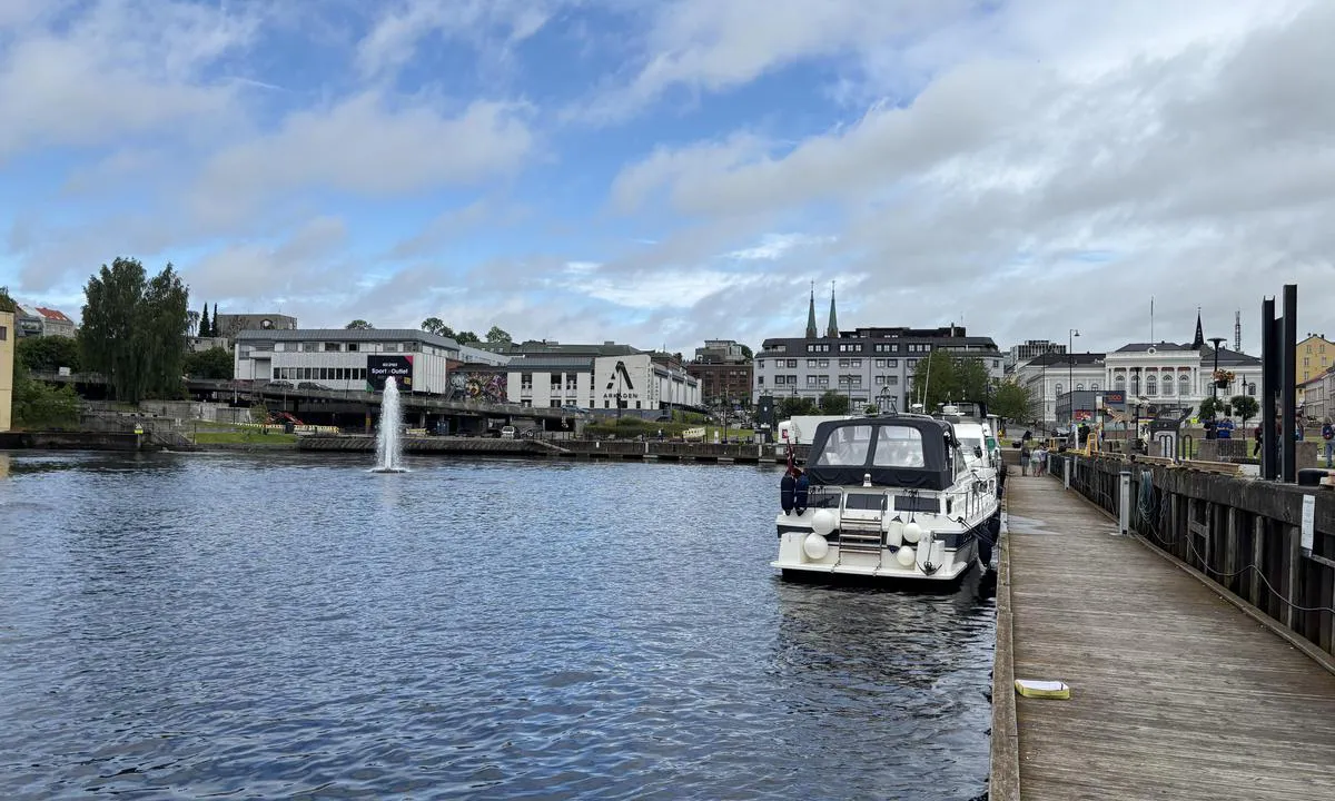 Langbrygga - Skien: {"base": "no", "no": "Indre del av Langbryggene. Midt i Skien sentrum. Koselig plass \u00e5 ligge.", "se": "Inre delen av L\u00e5ngbryggorna. Mitt i Skien centrum. Mysig plats att ligga.", "en": "Inner part of the Long Piers. In the middle of Skien city center. Cozy place to dock.", "da": "Indre del af Langbryggene. Midt i Skiens centrum. Hyggelig sted at l\u00e6gge til.", "fr": "Partie int\u00e9rieure des Langbryggene. En plein centre de Skien. Endroit agr\u00e9able pour s'amarrer.", "de": "Der innere Teil der Langbryggene. Mitten im Zentrum von Skien. Ein gem\u00fctlicher Liegeplatz.", "es": "Parte interior de Langbryggene. En el centro de Skien. Un lugar agradable para amarrar.", "it": "Parte interna dei Langbryggene. Nel centro di Skien. Un posto accogliente dove ormeggiare.", "pt": "Parte interna dos Langbryggene. Bem no centro de Skien. Lugar agrad\u00e1vel para atracar.", "nl": "Binnenste deel van de Langbryggene. Midden in het centrum van Skien. Gezellige plaats om te verblijven.", "pl": "Wewn\u0119trzna cz\u0119\u015b\u0107 Langbryggene. W samym centrum Skien. Urocze miejsce do cumowania.", "uk": "\u0412\u043d\u0443\u0442\u0440\u0456\u0448\u043d\u044f \u0447\u0430\u0441\u0442\u0438\u043d\u0430 Langbryggene. \u0423 \u0446\u0435\u043d\u0442\u0440\u0456 Skien. \u0417\u0430\u0442\u0438\u0448\u043d\u0435 \u043c\u0456\u0441\u0446\u0435 \u0434\u043b\u044f \u0441\u0442\u043e\u044f\u043d\u043a\u0438.", "ro": "Partea interioar\u0103 a cheiurilor Lanegbryggene. \u00cen centrul ora\u0219ului Skien. Loc pl\u0103cut pentru acostare.", "tr": "Lang Bryggeleri'nin i\u00e7 k\u0131sm\u0131. Skien'in tam merkezinde. Yatmak i\u00e7in ho\u015f bir yer.", "el": "\u03a4\u03bf \u03b5\u03c3\u03c9\u03c4\u03b5\u03c1\u03b9\u03ba\u03cc \u03bc\u03ad\u03c1\u03bf\u03c2 \u03c4\u03c9\u03bd Langbryggene. \u03a3\u03c4\u03bf \u03ba\u03ad\u03bd\u03c4\u03c1\u03bf \u03c4\u03bf\u03c5 Skien. \u0395\u03c5\u03c7\u03ac\u03c1\u03b9\u03c3\u03c4\u03bf \u03bc\u03ad\u03c1\u03bf\u03c2 \u03b3\u03b9\u03b1 \u03b1\u03b3\u03ba\u03c5\u03c1\u03bf\u03b2\u03cc\u03bb\u03b7\u03c3\u03b7.", "cs": "Vnit\u0159n\u00ed \u010d\u00e1st Langbryggene. Uprost\u0159ed centra Skienu. P\u0159\u00edjemn\u00e9 m\u00edsto k zakotven\u00ed.", "hu": "A Langbryggene bels\u0151 r\u00e9sze. Skien k\u00f6zpontj\u00e1ban. Hangulatos hely meg\u00e1llni.", "fi": "Sis\u00e4osa Langbryggene. Keskell\u00e4 Skienin keskustaa. Mukava paikka olla.", "bg": "\u0412\u044a\u0442\u0440\u0435\u0448\u043d\u0430\u0442\u0430 \u0447\u0430\u0441\u0442 \u043d\u0430 Langbryggene. \u0412 \u0441\u0430\u043c\u0438\u044f \u0446\u0435\u043d\u0442\u044a\u0440 \u043d\u0430 \u0428\u0438\u0435\u043d. \u041f\u0440\u0438\u044f\u0442\u043d\u043e \u043c\u044f\u0441\u0442\u043e \u0437\u0430 \u0437\u0430\u043a\u043e\u0442\u0432\u044f\u043d\u0435.", "sr": "\u0423\u043d\u0443\u0442\u0440\u0430\u0448\u045a\u0438 \u0434\u0435\u043e \u0434\u0443\u0433\u0430\u0447\u043a\u043e\u0433 \u043f\u0440\u0438\u0441\u0442\u0430\u043d\u0438\u0448\u0442\u0430. \u0423\u0441\u0440\u0435\u0434 \u0446\u0435\u043d\u0442\u0440\u0430 \u0428\u0438\u0458\u0435\u043d\u0430. \u041f\u0440\u0438\u0458\u0430\u0442\u043d\u043e \u043c\u0435\u0441\u0442\u043e \u0437\u0430 \u043f\u0440\u0438\u0441\u0442\u0430\u0458\u0430\u045a\u0435.", "et": "Langkai sisemine osa. Keset Skieni kesklinna. M\u00f5nus koht peatumiseks.", "lv": "Iek\u0161\u0113j\u0101 Langbryggene da\u013ca. Pa\u0161\u0101 \u0160ienas centr\u0101. Pat\u012bkama vieta, kur pietauvoties.", "lt": "Vidin\u0117 Langbryggene dalis. Skien miesto centre. Jauki vieta sustoti."}