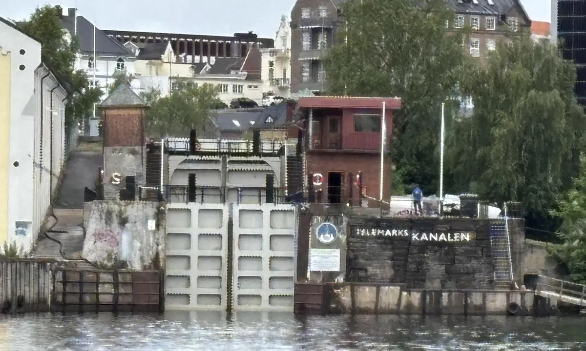 Langbrygga - Skien: {"base": "no", "no": "Langbryggene ligger rett ved starten p\u00e5 Telemarkskanalen", "se": "L\u00e5ngbryggorna ligger precis vid starten p\u00e5 Telemarkskanalen", "en": "The long piers are located right at the start of the Telemark Canal", "da": "Langbroerne ligger lige ved starten p\u00e5 Telemarkkanalen", "fr": "Les quais longs se trouvent juste au d\u00e9but du canal de Telemark", "de": "Die Langbryggene liegen direkt am Beginn des Telemarkkanals", "es": "Los muelles largos est\u00e1n justo al inicio del Canal de Telemark", "it": "Le banchine lunghe si trovano proprio all'inizio del Canale di Telemark", "pt": "Os cais longos est\u00e3o situados bem ao in\u00edcio do Canal de Telemark", "nl": "Langbryggene liggen direct bij het begin van het Telemarkskanaal", "pl": "Nabrze\u017ca znajduj\u0105 si\u0119 tu\u017c przy pocz\u0105tku Kana\u0142u Telemark", "uk": "\u0414\u043e\u0432\u0433\u0456 \u043f\u0440\u0438\u0447\u0430\u043b\u0438 \u0440\u043e\u0437\u0442\u0430\u0448\u043e\u0432\u0430\u043d\u0456 \u043f\u0440\u044f\u043c\u043e \u0431\u0456\u043b\u044f \u043f\u043e\u0447\u0430\u0442\u043a\u0443 \u0422\u0435\u043b\u0435\u043c\u0430\u0440\u043a\u0441\u044c\u043a\u043e\u0433\u043e \u043a\u0430\u043d\u0430\u043b\u0443", "ro": "Digurile lungi se afl\u0103 chiar la \u00eenceputul canalului Telemark", "tr": "Langbryggene, Telemark Kanal\u0131n\u0131n ba\u015flang\u0131c\u0131na yak\u0131n bir konumdad\u0131r.", "el": "\u039f\u03b9 \u03bc\u03b1\u03ba\u03c1\u03ad\u03c2 \u03b1\u03c0\u03bf\u03b2\u03ac\u03b8\u03c1\u03b5\u03c2 \u03b2\u03c1\u03af\u03c3\u03ba\u03bf\u03bd\u03c4\u03b1\u03b9 \u03b1\u03ba\u03c1\u03b9\u03b2\u03ce\u03c2 \u03c3\u03c4\u03b7\u03bd \u03b1\u03c1\u03c7\u03ae \u03c4\u03bf\u03c5 \u03ba\u03b1\u03bd\u03b1\u03bb\u03b9\u03bf\u03cd Telemark", "cs": "P\u0159\u00edstavn\u00ed mola se nach\u00e1zej\u00ed p\u0159\u00edmo u za\u010d\u00e1tku Telemarksk\u00e9ho kan\u00e1lu", "hu": "A Langbryggene k\u00f6zvetlen\u00fcl a Telemark-csatorna kezdet\u00e9n\u00e9l tal\u00e1lhat\u00f3.", "fi": "Pitk\u00e4t laiturit ovat aivan Telemarkin kanavan alussa", "bg": "\u0414\u044a\u043b\u0433\u0438\u0442\u0435 \u043a\u0435\u0439\u043e\u0432\u0435 \u0441\u0430 \u0440\u0430\u0437\u043f\u043e\u043b\u043e\u0436\u0435\u043d\u0438 \u0442\u043e\u0447\u043d\u043e \u0434\u043e \u043d\u0430\u0447\u0430\u043b\u043e\u0442\u043e \u043d\u0430 \u0442\u0435\u043b\u0435\u043c\u0430\u0440\u043a\u0441\u043a\u0438\u044f \u043a\u0430\u043d\u0430\u043b", "sr": "Duge moli se nalaze odmah na po\u010detku Telemark kanala", "et": "Pikad kaiad asuvad otse Telemarki kanali alguses", "lv": "Langpiest\u0101tnes atrodas tie\u0161i pie Telemarkas kan\u0101la s\u0101kuma", "lt": "Ilgosios prieplaukos yra tiesiai prie Telemarko kanalo prad\u017eios"}