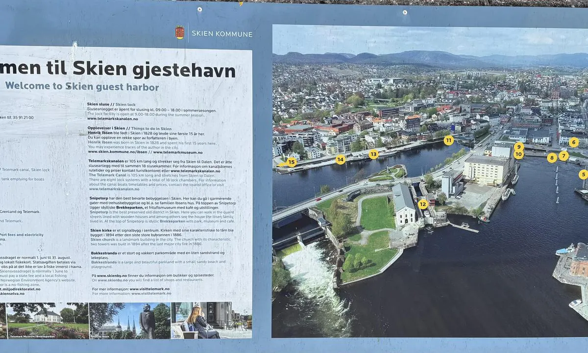 Langbrygga - Skien: {"base": "no", "no": "Informasjonstavle for gjestehavna", "se": "Informationstavla f\u00f6r g\u00e4sthamnen", "en": "Information board for the guest harbor", "da": "Informationstavle for g\u00e6stehavnen", "fr": "Panneau d'information pour le port de plaisance", "de": "Informationstafel f\u00fcr den G\u00e4stehafen", "es": "Tabl\u00f3n de informaci\u00f3n para el puerto de invitados", "it": "Tabellone informativo per il porto turistico", "pt": "Placa de informa\u00e7\u00f5es para a marina de h\u00f3spedes", "nl": "Informatiebord voor de jachthaven", "pl": "Tablica informacyjna dla przystani go\u015bcinnej", "uk": "\u0406\u043d\u0444\u043e\u0440\u043c\u0430\u0446\u0456\u0439\u043d\u0435 \u0442\u0430\u0431\u043b\u043e \u0434\u043b\u044f \u0433\u043e\u0441\u0442\u044c\u043e\u0432\u043e\u0457 \u0433\u0430\u0432\u0430\u043d\u0456", "ro": "Panou informativ pentru portul de oaspe\u021bi", "tr": "Misafir liman\u0131 i\u00e7in bilgi panosu", "el": "\u03a0\u03af\u03bd\u03b1\u03ba\u03b1\u03c2 \u03c0\u03bb\u03b7\u03c1\u03bf\u03c6\u03bf\u03c1\u03b9\u03ce\u03bd \u03b3\u03b9\u03b1 \u03c4\u03bf \u03bb\u03b9\u03bc\u03ac\u03bd\u03b9 \u03c6\u03b9\u03bb\u03bf\u03be\u03b5\u03bd\u03af\u03b1\u03c2", "cs": "Informa\u010dn\u00ed tabule pro p\u0159\u00edstav host\u016f", "hu": "Inform\u00e1ci\u00f3s t\u00e1bla a vend\u00e9gkik\u00f6t\u0151 sz\u00e1m\u00e1ra", "fi": "Tiedotustaulu vierassatamaa varten", "bg": "\u0418\u043d\u0444\u043e\u0440\u043c\u0430\u0446\u0438\u043e\u043d\u043d\u0430 \u0434\u044a\u0441\u043a\u0430 \u0437\u0430 \u0433\u043e\u0441\u0442\u0443\u0432\u0430\u0449\u0438 \u043b\u043e\u0434\u043a\u0438", "sr": "\u0418\u043d\u0444\u043e\u0440\u043c\u0430\u0446\u0438\u043e\u043d\u0430 \u0442\u0430\u0431\u043b\u0430 \u0437\u0430 \u0433\u043e\u0441\u0442\u0438\u043d\u0441\u043a\u0443 \u043b\u0443\u043a\u0443", "et": "Teavetahvel k\u00fclalissadama jaoks", "lv": "Inform\u0101cijas d\u0113lis viesu ostai", "lt": "Informacin\u0117 lentel\u0117 sve\u010di\u0173 uostui"}