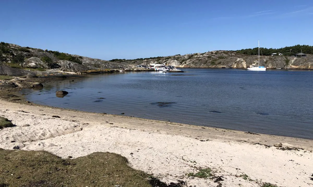 Långegärde - Kostersund: {"base": "en", "no": "I n\u00e6rheten av stedet finner du en liten sandstrand, ideell for bading", "se": "N\u00e4ra platsen hittar du en liten sandstrand, idealisk f\u00f6r simning", "en": "Close to the spot, you\u2019ll find a small sandy beach, ideal for swimming", "da": "T\u00e6t p\u00e5 stedet finder du en lille sandstrand, ideel til sv\u00f8mning"}