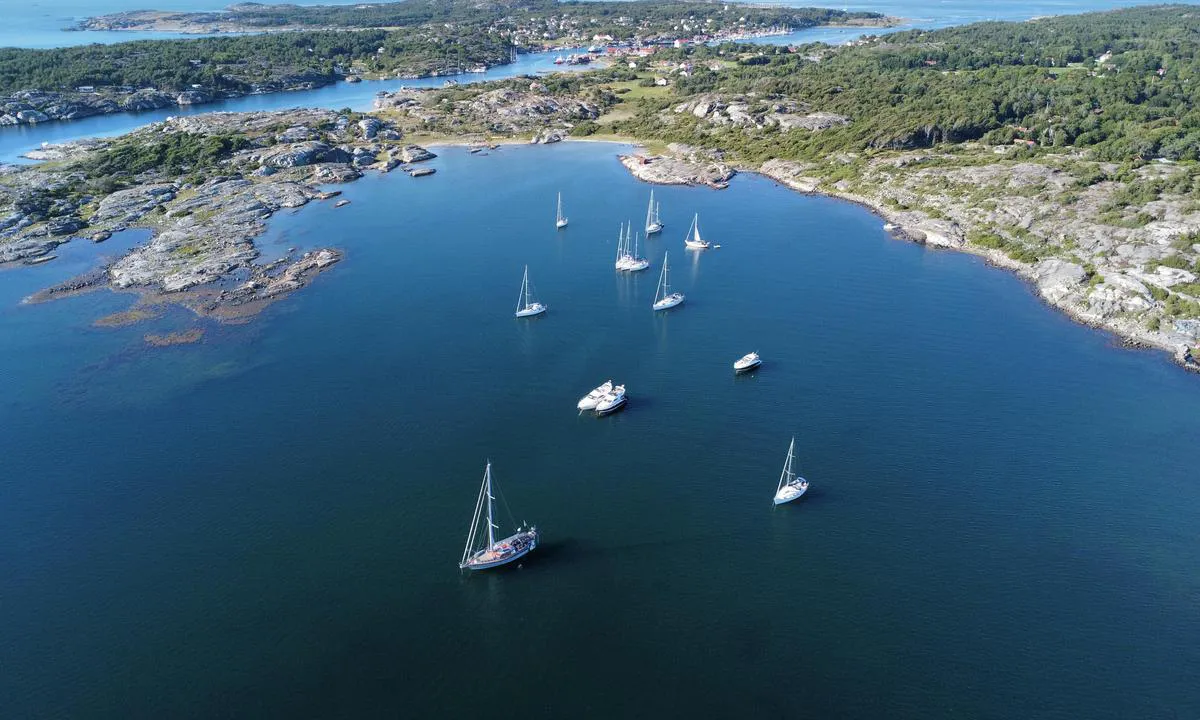Långegärdesholmen: {"base": "en", "no": "I bukten ved L\u00e5ngeg\u00e4rdesholmen er det plass til mange b\u00e5ter p\u00e5 anker.", "se": "I viken vid L\u00e5ngeg\u00e4rdesholmen finns det plats f\u00f6r m\u00e5nga b\u00e5tar p\u00e5 ankare.", "en": "In the bay at L\u00e5ngeg\u00e4rdesholmen there is room for a lot of boats on anchor.", "da": "I bugten ved L\u00e5ngeg\u00e4rdesholmen er der plads til mange b\u00e5de p\u00e5 anker."}