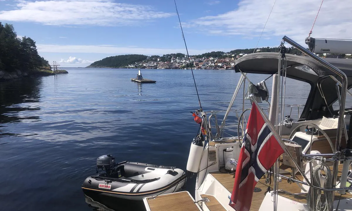 Langesund Gjestehavn, Langøya. : {"base": "no", "no": "T\u00f8mmeplass for septik p\u00e5 egen flytebrygge, 70-80 meter lenger ut i sundet.", "se": "T\u00f6mningsplats f\u00f6r septiktank p\u00e5 egen flytbrygga, 70-80 meter l\u00e4ngre ut i sundet.", "en": "Pump-out station for sewage on a separate floating dock, 70-80 meters further out in the Sound.", "da": "T\u00f8mningsplads for septik p\u00e5 egen flydebro, 70-80 meter l\u00e6ngere ude i sundet."}