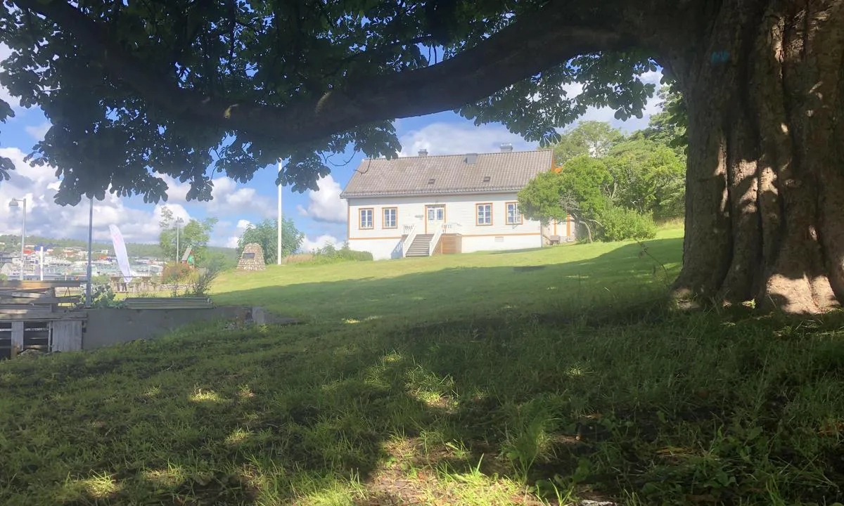 Langesund Gjestehavn, Langøya. : {"base": "no", "no": "Resturang drift p\u00e5 hovedg\u00e5rden i sommersesongen, den ligger 100 meter fra gjestebryggen.", "se": "Restaurangdrift p\u00e5 huvudg\u00e5rden under sommars\u00e4songen, den ligger 100 meter fr\u00e5n g\u00e4stbryggan.", "en": "Restaurant operation at the main estate during the summer season, it is located 100 meters from the guest pier.", "da": "Restaurantdrift p\u00e5 hovedg\u00e5rden i sommers\u00e6sonen, den ligger 100 meter fra g\u00e6stebroen."}