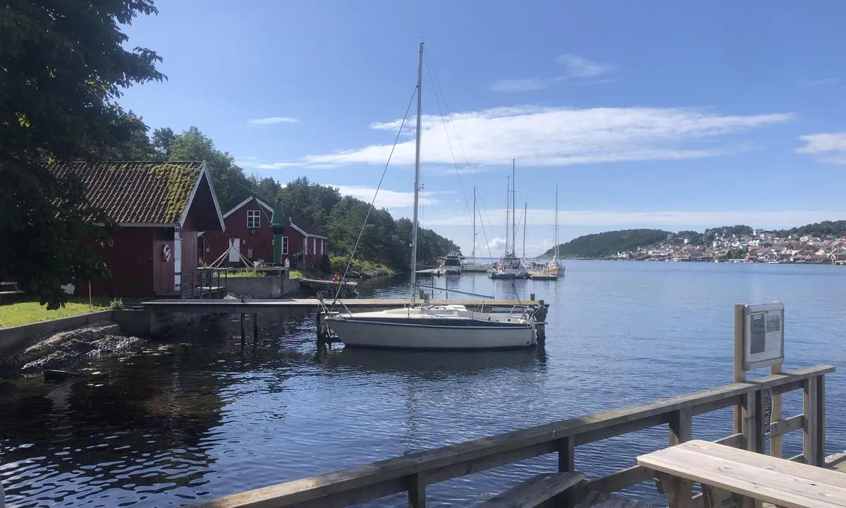 Langesund Gjestehavn, Langøya. : {"base": "no", "no": "Bilde tatt fra kaia ved hovedg\u00e5rden og utover sundet mot gjestebrygga.", "se": "Bild tagen fr\u00e5n kajen vid huvudg\u00e5rden och ut \u00f6ver sundet mot g\u00e4stbryggan.", "en": "Photo taken from the quay by the main estate and out towards the guest pier.", "da": "Billede taget fra kajen ved hovedg\u00e5rden og ud over sundet mod g\u00e6stebroen."}