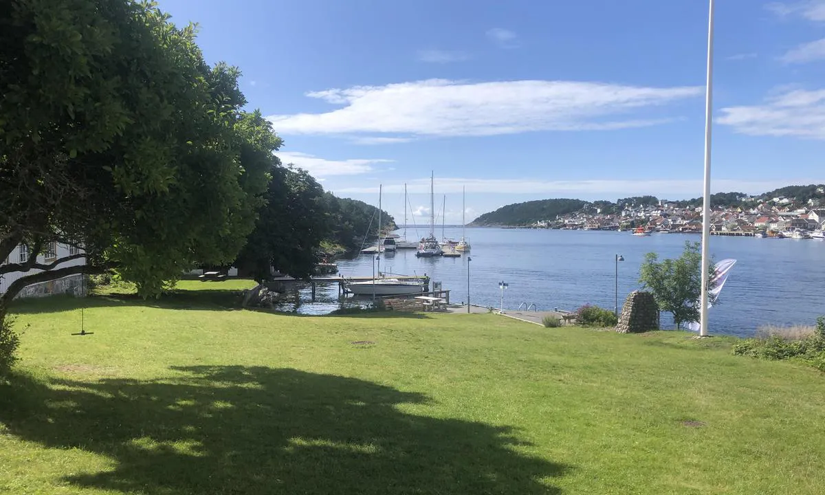 {"base": "no", "no": "Bilder fra hovedg\u00e5rden og mot gjestebrygge, Langesund sentrum til h\u00f8yre.", "se": "<p>Bilder fr\u00e5n huvudg\u00e5rden och mot g\u00e4stbryggan, Langesunds centrum till h\u00f6ger.</p>", "en": "Pictures from the main farm and towards the guest dock, Langesund center to the right.", "da": "Billeder fra hovedg\u00e5rden og mod g\u00e6stebroen, Langesund centrum til h\u00f8jre."}