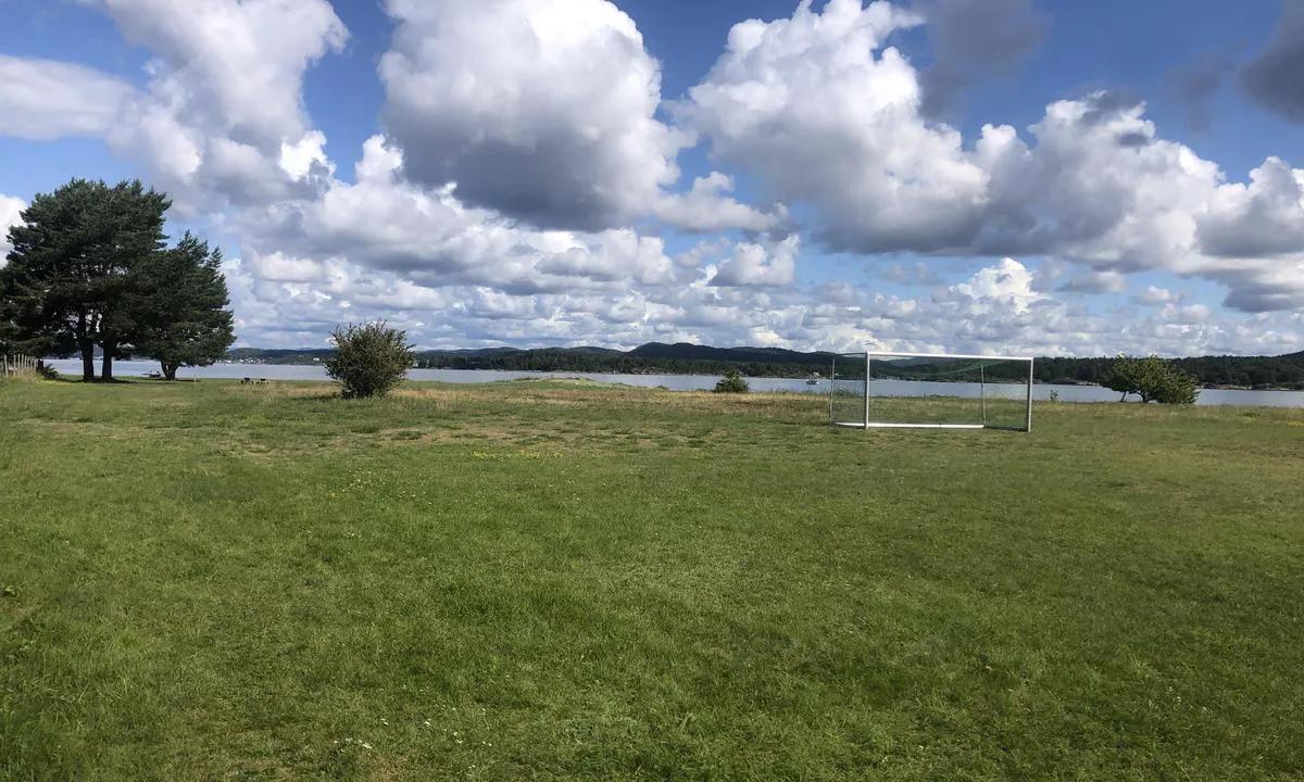 Langesund Gjestehavn, Langøya. : {"base": "no", "no": "Fotballbane og strender p\u00e5 nord\u00f8stsiden av \u00f8ya. Ca 10 min fra gjestebrygga.", "se": "Fotbollsplan och str\u00e4nder p\u00e5 nord\u00f6stra sidan av \u00f6n. Ca 10 min fr\u00e5n g\u00e4stbryggan.", "en": "Soccer field and beaches on the northeast side of the island. Approximately 10 minutes from the guest pier.", "da": "Fodboldbane og strande p\u00e5 nord\u00f8stsiden af \u00f8en. Ca 10 min fra g\u00e6stebroen."}