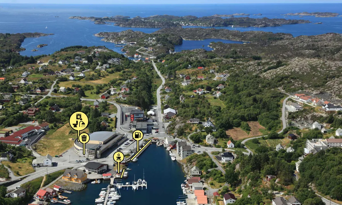 Langevåg Gjestehavn: {"base": "no", "no": "Bilde tatt fra \u00d8st og inn Langev\u00e5g. B\u00f8mlo B\u00e5tlag med gjesteplasser p\u00e5 BB side og Langev\u00e5g gjestehavn helt innerst p\u00e5 BB side med ca. 20 gjesteplasser. Bilde er tatt av fotograf Geir Einarsen.", "se": "Bild tagen fr\u00e5n \u00f6st och in Langev\u00e5g. B\u00f8mlo B\u00e5tlag med g\u00e4stplatser p\u00e5 BB-sidan och Langev\u00e5g g\u00e4sthamn l\u00e4ngst in p\u00e5 BB-sidan med ca. 20 g\u00e4stplatser. Bild \u00e4r tagen av fotograf Geir Einarsen.", "en": "Picture taken from East and into Langev\u00e5g. B\u00f8mlo B\u00e5tlag with guest berths on the port side and Langev\u00e5g guest harbour all the way inside on the port side with approximately 20 guest berths. Picture is taken by photographer Geir Einarsen.", "da": "Billede taget fra \u00f8st og ind Langev\u00e5g. B\u00f8mlo B\u00e5delag med g\u00e6stepladser p\u00e5 BB side og Langev\u00e5g g\u00e6stehavn helt inderst p\u00e5 BB side med ca. 20 g\u00e6stepladser. Billede er taget af fotograf Geir Einarsen."}