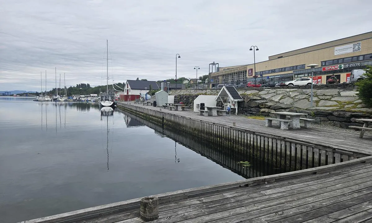 Langevåg Gjestehavn: {"base": "no", "no": "Noe grunt helt innerst mot fotografen.", "se": "N\u00e5got grunt l\u00e4ngst in mot fotografen.", "en": "Somewhat shallow all the way in towards the photographer.", "da": "Noget lavvandet helt inderst mod fotografen.", "fr": "Quelque peu peu profond juste \u00e0 l'int\u00e9rieur vers le photographe.", "de": "Etwas flach ganz innen in Richtung des Fotografen.", "es": "Algo poco profundo justo hacia el fondo mirando hacia el fot\u00f3grafo.", "it": "Qualche fondale basso proprio verso l'interno, vicino al fotografo.", "pt": "\u00c1gua rasa junto ao fundo pr\u00f3ximo ao fot\u00f3grafo.", "nl": "Enige ondieptes helemaal binnenin richting de fotograaf.", "pl": "Troch\u0119 p\u0142ytko tu\u017c przy fotografuj\u0105cemu.", "uk": "\u041d\u0435\u0433\u043b\u0438\u0431\u043e\u043a\u043e \u043f\u0440\u044f\u043c\u043e \u043f\u0435\u0440\u0435\u0434 \u0444\u043e\u0442\u043e\u0433\u0440\u0430\u0444\u043e\u043c.", "ro": "Ceva ad\u00e2ncime mic\u0103 aproape de mal, spre fotograf.", "tr": "Foto\u011fraf\u00e7\u0131ya en yak\u0131n k\u0131s\u0131mda biraz s\u0131\u011f.", "el": "\u039b\u03af\u03b3\u03bf \u03c1\u03b7\u03c7\u03ac \u03b5\u03bd\u03c4\u03b5\u03bb\u03ce\u03c2 \u03b5\u03c3\u03c9\u03c4\u03b5\u03c1\u03b9\u03ba\u03ac \u03c0\u03c1\u03bf\u03c2 \u03c4\u03bf\u03bd \u03c6\u03c9\u03c4\u03bf\u03b3\u03c1\u03ac\u03c6\u03bf.", "cs": "M\u011blk\u00e9 vody \u00fapln\u011b bl\u00edzko fotografa.", "hu": "N\u00e9h\u00e1ny sek\u00e9ly r\u00e9sz teljesen k\u00f6zel a fot\u00f3shoz.", "fi": "Hieman matalaa aivan sisimm\u00e4ss\u00e4 paikassa kohti valokuvaajaa.", "bg": "\u041f\u043b\u0438\u0442\u043a\u043e \u0435 \u0441\u044a\u0432\u0441\u0435\u043c \u0432 \u043a\u0440\u0430\u044f \u0441\u0440\u0435\u0449\u0443 \u0444\u043e\u0442\u043e\u0433\u0440\u0430\u0444\u0430.", "sr": "\u041f\u043b\u0438\u0442\u043a\u043e \u043c\u0435\u0441\u0442\u043e \u043f\u043e\u0442\u043f\u0443\u043d\u043e \u0443\u043d\u0443\u0442\u0440\u0430 \u043f\u0440\u0435\u043c\u0430 \u0444\u043e\u0442\u043e\u0433\u0440\u0430\u0444\u0443.", "et": "Midagi madalat p\u00e4ris fotograafi poolel.", "lv": "Nedaudz sekls tie\u0161i pret\u012b fotogr\u0101fam.", "lt": "\u0160iek tiek seklu visi\u0161kai ar\u010diau prie fotografuojan\u010dio asmens."}