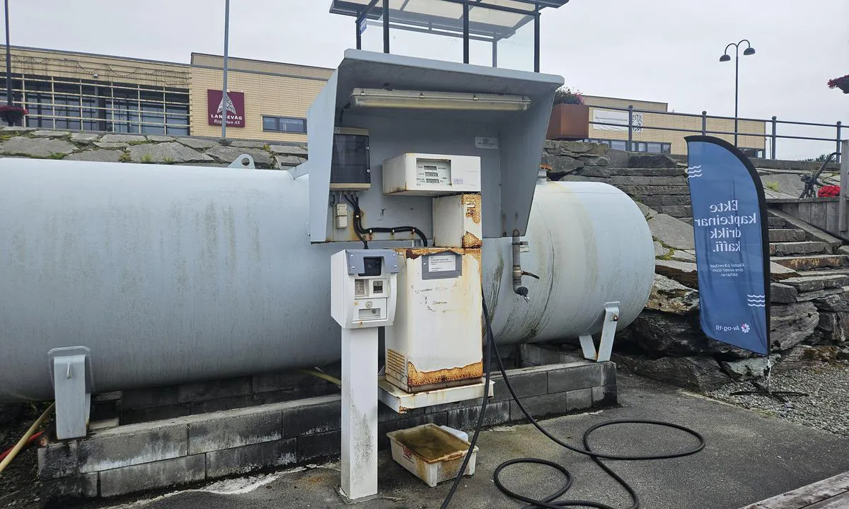 Langevåg Gjestehavn: {"base": "no", "no": "Bunkers p\u00e5 brygga", "se": "Bunkrar p\u00e5 bryggan", "en": "Bunkering at the quay", "da": "Bunkers p\u00e5 kajen", "fr": "Bunkers \u00e0 la jet\u00e9e", "de": "Bunker auf dem Pier", "es": "B\u00fankeres en el muelle", "it": "Bunker sul molo", "pt": "Combust\u00edvel no cais", "nl": "Bunkers op de steiger", "pl": "Bunkry na nabrze\u017cu", "uk": "\u0411\u0443\u043d\u043a\u0435\u0440\u0438 \u043d\u0430 \u043f\u0440\u0438\u0447\u0430\u043b\u0456", "ro": "Carburant pe chei", "tr": "\u0130skelede yak\u0131t ikmali", "el": "\u039a\u03b1\u03cd\u03c3\u03b9\u03bc\u03b1 \u03c3\u03c4\u03b7\u03bd \u03c0\u03c1\u03bf\u03b2\u03bb\u03ae\u03c4\u03b1", "cs": "Bunkry na molu", "hu": "\u00dczemanyag a m\u00f3l\u00f3n", "fi": "Bunkkerit laiturilla", "bg": "\u0413\u043e\u0440\u0438\u0432\u043d\u0438 \u043f\u0440\u043e\u0434\u0443\u043a\u0442\u0438 \u043d\u0430 \u043a\u0435\u044f", "sr": "\u0411\u0443\u043d\u043a\u0435\u0440\u0438 \u043d\u0430 \u0434\u043e\u043a\u0443", "et": "K\u00fctus kail", "lv": "Bunkuri uz piest\u0101tnes", "lt": "Degalai prieplaukoje"}