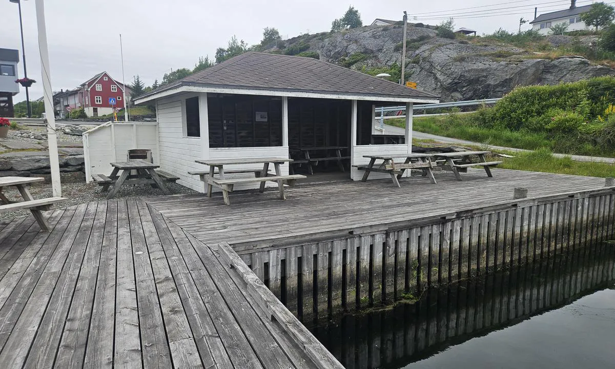 Langevåg Gjestehavn: {"base": "no", "no": "Grillhytte", "se": "Grillstuga", "en": "Grill Cabin", "da": "Grillhytte", "fr": "Cabane de grill", "de": "Grillh\u00fctte", "es": "Caba\u00f1a para barbacoa", "it": "Capanna per grigliate", "pt": "Cabana de churrasqueira", "nl": "Grillhut", "pl": "Altana z grillem", "uk": "\u0413\u0440\u0438\u043b\u044c-\u0445\u0430\u0442\u0438\u043d\u0430", "ro": "Cabin&#259; de gr&#259;tar", "tr": "Izgara kul\u00fcbesi", "el": "\u03a8\u03b7\u03c3\u03c4\u03b1\u03c1\u03b9\u03ac", "cs": "Grilov\u00e1 chata", "hu": "Grillkunyh\u00f3", "fi": "Grillim\u00f6kki", "bg": "\u041a\u044a\u0449\u0430 \u0437\u0430 \u0431\u0430\u0440\u0431\u0435\u043a\u044e", "sr": "Ro\u0161tiljska koliba", "et": "Grillkoda", "lv": "Grila b\u016bdi\u0146a", "lt": "\u0160a\u0161lykin\u0117"}