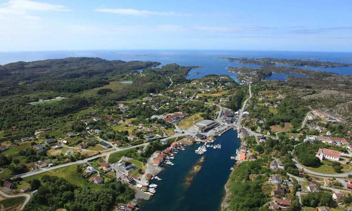 Langevåg Gjestehavn: {"base": "no", "no": "Langev\u00e5g gjestehavn inners og B\u00f8mlo B\u00e5tlag i forkant. Bilde er tatt av fotograf Geir Einarsen", "se": "Langev\u00e5g g\u00e4sthamn innerst och B\u00f8mlo B\u00e5tlag i f\u00f6rgrunden. Bilden \u00e4r tagen av fotograf Geir Einarsen", "en": "Langev\u00e5g guest harbor inner and B\u00f8mlo Boat Club in the foreground. Photo taken by photographer Geir Einarsen", "da": "Langev\u00e5g g\u00e6stehavn inderst og B\u00f8mlo B\u00e5delaug i forgrunden. Billedet er taget af fotograf Geir Einarsen"}