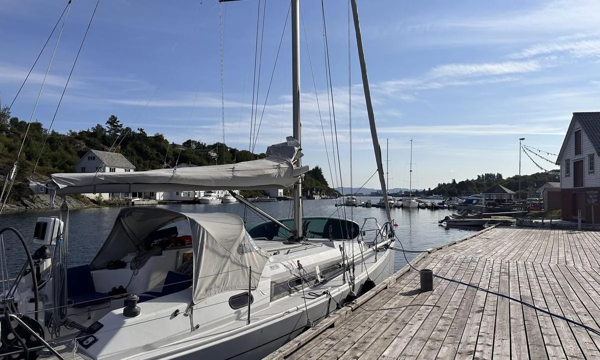 Langevåg Gjestehavn: {"base": "no", "no": "Fin havn, bunkring ytterst p\u00e5 gjestekaien innerst i v\u00e5gen.", "se": "Fin hamn, bunkring ytterst p\u00e5 g\u00e4stbryggan innerst i viken.", "en": "Nice harbour, refueling at the outermost part of the guest pier innermost in the bay.", "da": "Fin havn, tankning yderst p\u00e5 g\u00e6stekajen inderst i vigen."}