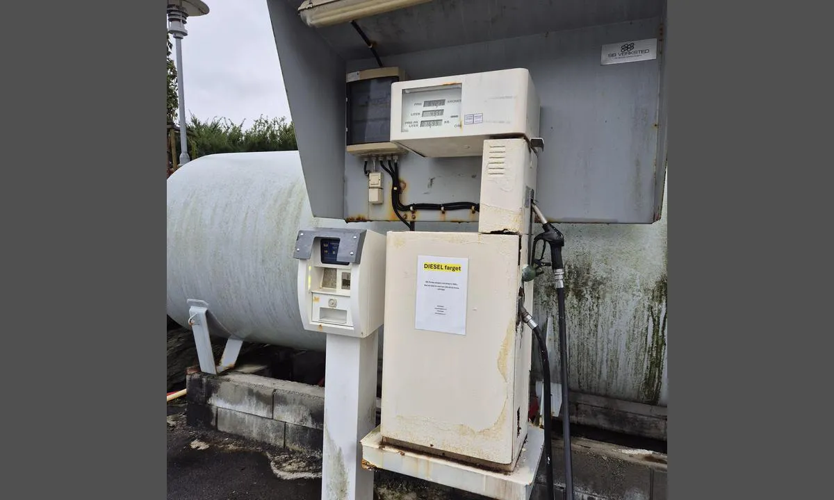 Langevåg Gjestehavn: {"base": "en", "no": "Drivstoffpumpe trenger oppussing. Pris per liter litt over gjennomsnittet NOK 16,99", "se": "Br\u00e4nslepumpen beh\u00f6ver renoveras. Pris per liter n\u00e5got \u00f6ver genomsnittet NOK 16,99", "en": "Fuel pump needs refurbishment. Price per liter slightly above average NOK 16,99", "da": "Br\u00e6ndstofpumpe skal renoveres. Pris pr. liter lidt over gennemsnittet NOK 16,99", "fr": "La pompe \u00e0 carburant a besoin d'une r\u00e9novation. Prix par litre l\u00e9g\u00e8rement sup\u00e9rieur \u00e0 la moyenne 16,99 NOK", "de": "Die Kraftstoffpumpe muss \u00fcberholt werden. Preis pro Liter leicht \u00fcber dem Durchschnitt NOK 16,99", "es": "La bomba de combustible necesita reforma. Precio por litro ligeramente por encima del promedio NOK 16,99", "it": "La pompa di carburante necessita di ristrutturazione. Prezzo per litro leggermente superiore alla media NOK 16,99", "pt": "A bomba de combust\u00edvel precisa de reforma. Pre\u00e7o por litro ligeiramente acima da m\u00e9dia NOK 16,99", "nl": "Brandstofpomp heeft renovatie nodig. Prijs per liter iets boven gemiddeld NOK 16,99", "pl": "Pompa paliwowa wymaga remontu. Cena za litr nieco powy\u017cej \u015bredniej NOK 16,99", "uk": "\u041f\u0430\u043b\u0438\u0432\u043d\u0438\u0439 \u043d\u0430\u0441\u043e\u0441 \u043f\u043e\u0442\u0440\u0435\u0431\u0443\u0454 \u0440\u0435\u043c\u043e\u043d\u0442\u0443. \u0426\u0456\u043d\u0430 \u0437\u0430 \u043b\u0456\u0442\u0440 \u0442\u0440\u043e\u0445\u0438 \u0432\u0438\u0449\u0435 \u0441\u0435\u0440\u0435\u0434\u043d\u044c\u043e\u0457 NOK 16,99", "ro": "Pompa de combustibil necesit\u0103 renovare. Pre\u021bul pe litru este u\u0219or peste medie NOK 16,99", "tr": "Yak\u0131t pompas\u0131n\u0131n yenilenmesi gerekiyor. Litre ba\u015f\u0131na fiyat ortalaman\u0131n biraz \u00fczerinde NOK 16,99", "el": "\u0397 \u03b1\u03bd\u03c4\u03bb\u03af\u03b1 \u03ba\u03b1\u03c5\u03c3\u03af\u03bc\u03bf\u03c5 \u03c7\u03c1\u03b5\u03b9\u03ac\u03b6\u03b5\u03c4\u03b1\u03b9 \u03b1\u03bd\u03b1\u03ba\u03b1\u03af\u03bd\u03b9\u03c3\u03b7. \u03a4\u03b9\u03bc\u03ae \u03b1\u03bd\u03ac \u03bb\u03af\u03c4\u03c1\u03bf \u03b5\u03bb\u03b1\u03c6\u03c1\u03ce\u03c2 \u03c0\u03ac\u03bd\u03c9 \u03b1\u03c0\u03cc \u03c4\u03bf\u03bd \u03bc\u03ad\u03c3\u03bf \u03cc\u03c1\u03bf NOK 16,99", "cs": "\u010cerpadlo paliva pot\u0159ebuje renovaci. Cena za litr m\u00edrn\u011b nad pr\u016fm\u011brem NOK 16,99", "hu": "A \u00fczemanyag-szivatty\u00fa fel\u00faj\u00edt\u00e1sra szorul. Az \u00e1r literenk\u00e9nt kiss\u00e9 \u00e1tlag feletti, NOK 16,99", "fi": "Polttoainepumppu tarvitsee kunnostusta. Hinta per litra hieman keskim\u00e4\u00e4r\u00e4ist\u00e4 korkeampi NOK 16,99", "bg": "\u0413\u043e\u0440\u0438\u0432\u043d\u0430\u0442\u0430 \u043f\u043e\u043c\u043f\u0430 \u0441\u0435 \u043d\u0443\u0436\u0434\u0430\u0435 \u043e\u0442 \u0440\u0435\u043c\u043e\u043d\u0442. \u0426\u0435\u043d\u0430\u0442\u0430 \u043d\u0430 \u043b\u0438\u0442\u044a\u0440 \u0435 \u043c\u0430\u043b\u043a\u043e \u043d\u0430\u0434 \u0441\u0440\u0435\u0434\u043d\u0430\u0442\u0430 - 16,99 NOK", "sr": "Pumpa za gorivo zahteva renovaciju. Cena po litru malo iznad proseka NOK 16,99", "et": "K\u00fctusepump vajab remonti. Hind liitri kohta veidi \u00fcle keskmise NOK 16,99", "lv": "D\u012bze\u013cs\u016bk\u0146a nepiecie\u0161ama atjauno\u0161ana. Cena par litru nedaudz virs vid\u0113j\u0101 NOK 16,99", "lt": "Degal\u0173 siurblys reikia renovacijos. Kaina u\u017e litr\u0105 \u0161iek tiek auk\u0161tesn\u0117 u\u017e vidutin\u0119 - 16,99 NOK"}