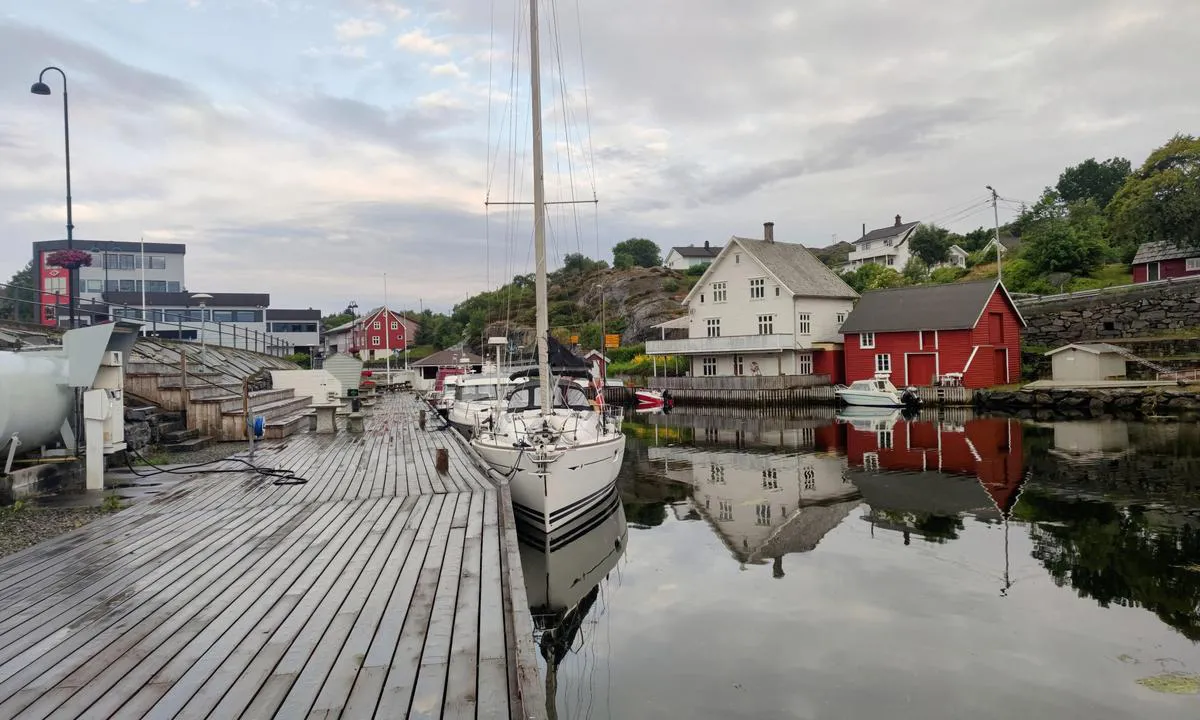 Langevåg Gjestehavn: {"base": "no", "no": "L\u00e5 omtrent ved drivstoffpumpen. 2 meter dyp seilb\u00e5t gikk greit ved lavvann. I f\u00f8lge havnesjefen skla det g\u00e5 med 2.2 meter dyp b\u00e5t. Det var tilsynelatende grunnere lengre foran pumpen.", "se": "L\u00e5g ungef\u00e4r vid drivmedelspumpen. 2 meter djup segelb\u00e5t gick bra vid l\u00e5gvatten. Enligt hamnchefen ska det g\u00e5 med en 2,2 meter djup b\u00e5t. Det var till synes grundare l\u00e4ngre framf\u00f6r pumpen.", "en": "Was located approximately by the fuel pump. A 2-meter deep sailboat managed fine at low tide. According to the harbor master, a 2.2-meter deep boat should be able to pass. It was apparently shallower further ahead of the pump.", "da": "L\u00e5 omtrent ved br\u00e6ndstofpumpen. 2 meter dyb sejlb\u00e5d gik fint ved lavvande. If\u00f8lge havnefogeden skal det g\u00e5 med 2,2 meter dyb b\u00e5d. Det var tilsyneladende grundere l\u00e6ngere foran pumpen."}