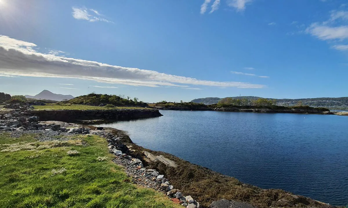 Langevågsholmene Sula: {"base": "no", "no": "Flott, beskyttet lagune.", "se": "Fin, skyddad lagun.", "en": "Great, sheltered lagoon.", "da": "Flot, beskyttet lagune."}