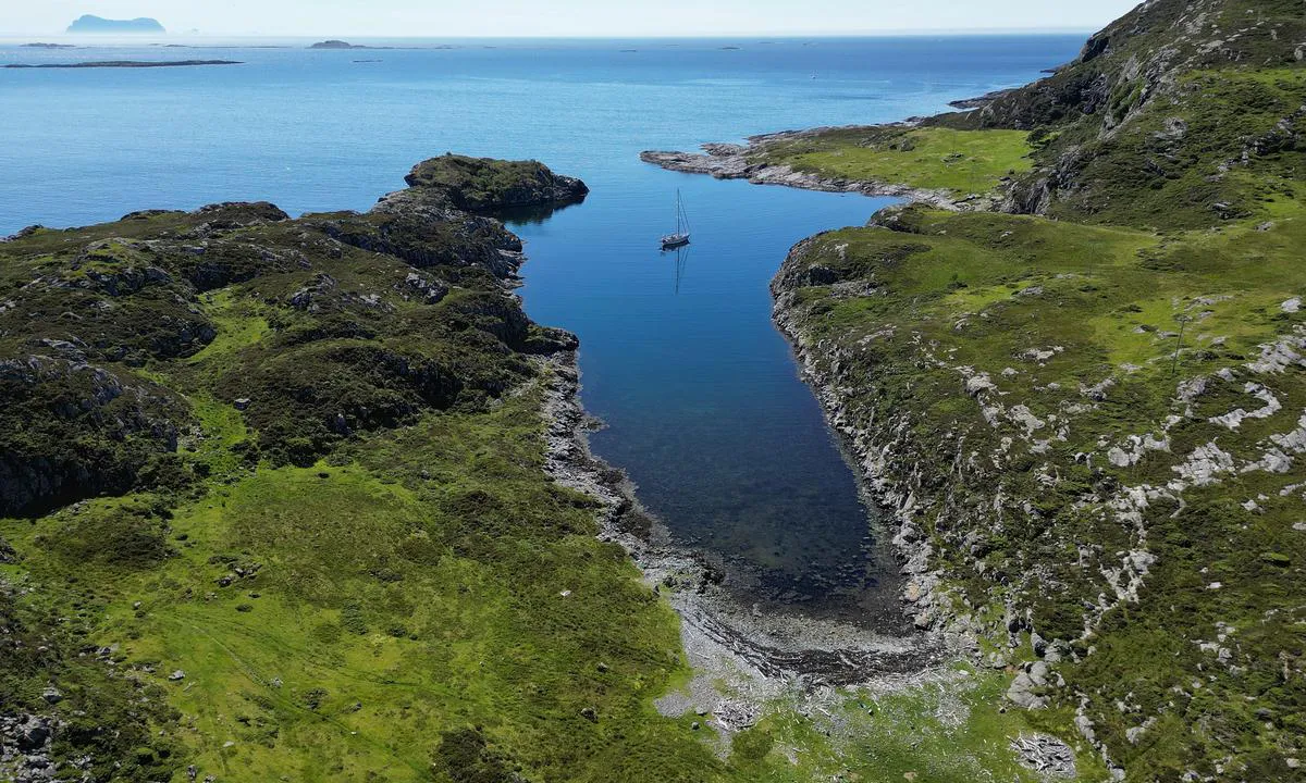 {"base": "no", "no": "Langevika.  Ankring p ca 8 mtr djupn.  Alden(Norske hesten)oppe til venstre", "se": "Langevika. Ankare p\u00e5 ca 8 meter djup. Alden (Norska h\u00e4sten) uppe till v\u00e4nster", "en": "Langevika. Anchoring at approximately 8 meters depth. Alden (Norwegian Horse) visible to the upper left", "da": "Langevika. <br>Ankring p\u00e5 ca 8 meters dybde. Alden(Norske hesten)\u00f8verst til venstre"}