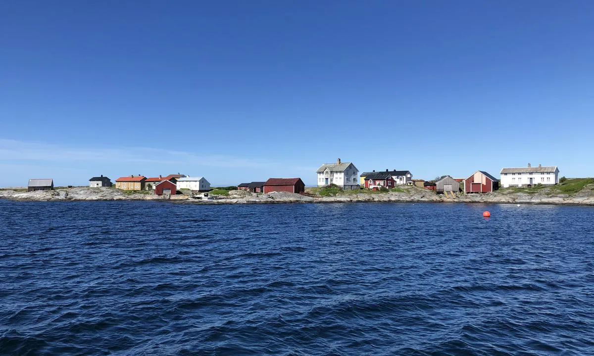 Langholmen: {"base": "no", "no": "De gamle boligene p\u00e5 det fraflyttede fiskev\u00e6ret Lang\u00f8ya holdes ved like som hytter.", "se": "De gamla bost\u00e4derna p\u00e5 den \u00f6vergivna fiskebyn Lang\u00f8ya h\u00e5lls vid liv som stugor.", "en": "The old houses in the abandoned fishing village Lang\u00f8ya are maintained as cabins.", "da": "De gamle boliger p\u00e5 det fraflyttede fiskerleje Lang\u00f8ya vedligeholdes som hytter."}