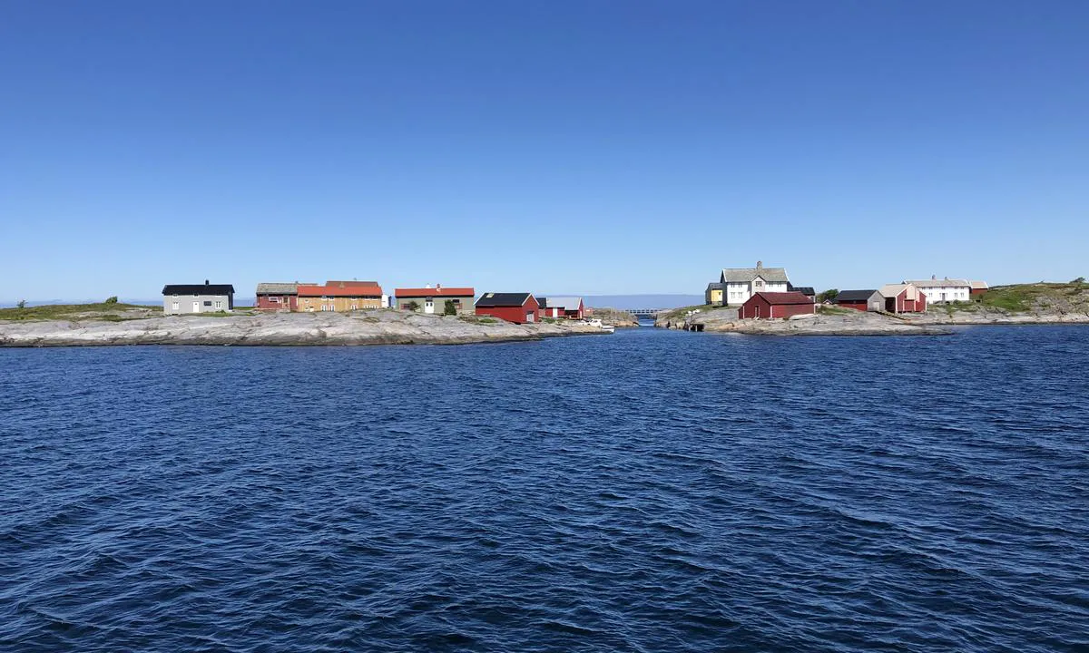 På Langholmen er det en liten havn med private kaier.