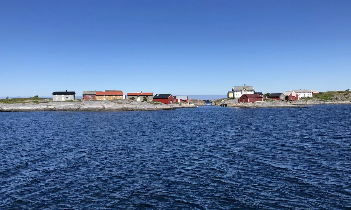 {"base": "no", "no": "P\u00e5 Langholmen er det en liten havn med private kaier.", "se": "P\u00e5 L\u00e5ngholmen finns det en liten hamn med privata kajer.", "en": "On Langholmen, there is a small harbor with private docks.", "da": "P\u00e5 Langholmen er der en lille havn med private kajer."}
