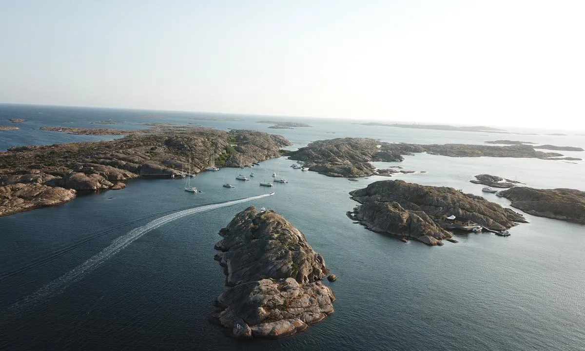 Långö Hampholmarna: {"base": "no", "no": "Oversikt fra innseilingen i \u00f8st. Legg merke til n\u00e6rg\u00e5ende og hurtig trafikk rett forbi svaiplassene.", "se": "\u00d6versikt fr\u00e5n inseglingen i \u00f6st. Observera den n\u00e4rg\u00e5ende och snabba trafiken precis f\u00f6rbi svajplatserna.", "en": "Overview from the approach in the east. Take note of the close and fast traffic right past the swinging areas.", "da": "Oversigt fra indsejlingen i \u00f8st. Bem\u00e6rk n\u00e6rtg\u00e5ende og hurtig trafik lige forbi svajepladserne."}
