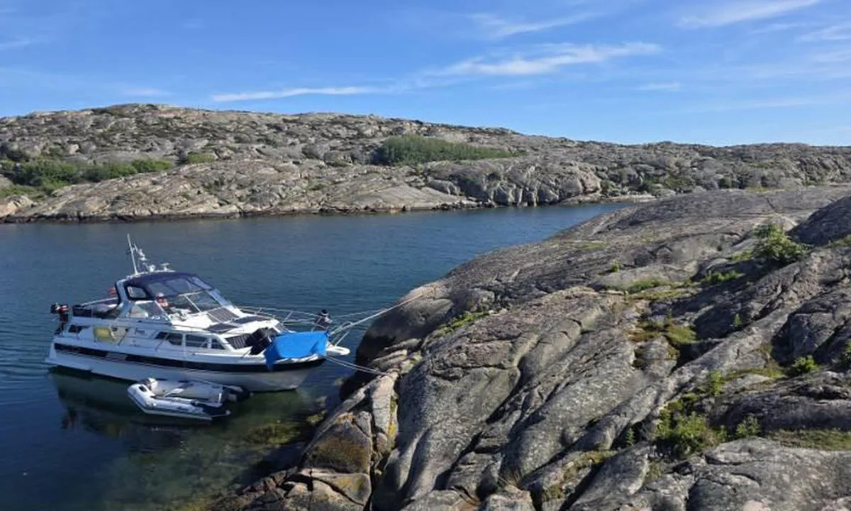 Långö Hampholmarna: {"base": "no", "no": "Nord\u00f8stlig side av Lilla L\u00e5ng\u00f6. Fint \u00e5 ligge ved vestlige vinder.", "se": "Nord\u00f6stra sidan av Lilla L\u00e5ng\u00f6. Bra att ligga vid v\u00e4stliga vindar.", "en": "Northeast side of Lilla L\u00e5ng\u00f6. Nice to lie at western winds.", "da": "Nord\u00f8stlige side af Lilla L\u00e5ng\u00f6. Godt at ligge ved vestlige vinde.", "fr": "C\u00f4t\u00e9 nord-est de Lilla L\u00e5ng\u00f6. Agr\u00e9able de mouiller par vent d'ouest.", "de": "Nord\u00f6stliche Seite von Lilla L\u00e5ng\u00f6. Gut zu liegen bei westlichen Winden.", "es": "El lado noreste de Lilla L\u00e5ng\u00f6. Buen lugar para fondear con vientos del oeste.", "it": "Lato nord-orientale di Lilla L\u00e5ng\u00f6. Ideale per sostare con venti occidentali.", "pt": "Lado nordeste de Lilla L\u00e5ng\u00f6. Bom para ancorar com ventos do oeste.", "nl": "Noordoostelijke kant van Lilla L\u00e5ng\u00f6. Prima om bij westenwinden te liggen.", "pl": "P\u00f3\u0142nocno-wschodnia strona Lilla L\u00e5ng\u00f6. Dobrze jest sta\u0107 przy zachodnich wiatrach.", "uk": "\u041f\u0456\u0432\u043d\u0456\u0447\u043d\u043e-\u0441\u0445\u0456\u0434\u043d\u0438\u0439 \u0431\u0456\u043a \u043e\u0441\u0442\u0440\u043e\u0432\u0430 \u041b\u0456\u043b\u043b\u0430 \u041b\u043e\u043d\u0433\u043e. \u0417\u0440\u0443\u0447\u043d\u043e \u043f\u0440\u0438\u0447\u0430\u043b\u044e\u0432\u0430\u0442\u0438 \u043f\u0440\u0438 \u0437\u0430\u0445\u0456\u0434\u043d\u0438\u0445 \u0432\u0456\u0442\u0440\u0430\u0445.", "ro": "Partea de nord-est a insulei Lilla L\u00e5ng\u00f6. Ideal pentru ancorare \u00een timpul v\u00e2nturilor vestice.", "tr": "Lilla L\u00e5ng\u00f6'n\u00fcn kuzeydo\u011fusu taraf\u0131. Bat\u0131 r\u00fczgarlar\u0131nda demirlemek i\u00e7in uygundur.", "el": "\u0392\u03bf\u03c1\u03b5\u03b9\u03bf\u03b1\u03bd\u03b1\u03c4\u03bf\u03bb\u03b9\u03ba\u03ae \u03c0\u03bb\u03b5\u03c5\u03c1\u03ac \u03c4\u03bf\u03c5 Lilla L\u00e5ng\u00f6. \u039a\u03b1\u03bb\u03cc \u03bd\u03b1 \u03b1\u03b3\u03ba\u03c5\u03c1\u03bf\u03b2\u03bf\u03bb\u03ae\u03c3\u03b5\u03c4\u03b5 \u03bc\u03b5 \u03b4\u03c5\u03c4\u03b9\u03ba\u03bf\u03cd\u03c2 \u03b1\u03bd\u03ad\u03bc\u03bf\u03c5\u03c2.", "cs": "Severov\u00fdchodn\u00ed strana Lilla L\u00e5ng\u00f6. Dobr\u00e9 kotven\u00ed p\u0159i z\u00e1padn\u00edch v\u011btrech.", "hu": "Lilla L\u00e5ng\u00f6 \u00e9szakkeleti oldala. Kellemes kik\u00f6t\u0151hely nyugati szelek eset\u00e9n.", "fi": "Lilla L\u00e5ng\u00f6n koillispuoli. Hyv\u00e4 paikka ankkuroitua l\u00e4nsituulilla.", "bg": "\u0421\u0435\u0432\u0435\u0440\u043e\u0438\u0437\u0442\u043e\u0447\u043d\u0430\u0442\u0430 \u0441\u0442\u0440\u0430\u043d\u0430 \u043d\u0430 \u041b\u0438\u043b\u0430 \u041b\u0430\u043d\u0433\u0435. \u0414\u043e\u0431\u0440\u043e \u043c\u044f\u0441\u0442\u043e \u0437\u0430 \u043f\u0440\u0435\u0441\u0442\u043e\u0439 \u043f\u0440\u0438 \u0437\u0430\u043f\u0430\u0434\u043d\u0438 \u0432\u0435\u0442\u0440\u043e\u0432\u0435.", "sr": "\u0421\u0435\u0432\u0435\u0440\u043e\u0438\u0441\u0442\u043e\u0447\u043d\u0430 \u0441\u0442\u0440\u0430\u043d\u0430 \u043e\u0441\u0442\u0440\u0432\u0430 Lilla L\u00e5ng\u00f6. \u041b\u0435\u043f\u043e \u0441\u0435 \u043f\u0440\u0438\u0441\u0442\u0430\u0442\u0438 \u043f\u0440\u0438 \u0437\u0430\u043f\u0430\u0434\u043d\u0438\u043c \u0432\u0435\u0442\u0440\u043e\u0432\u0438\u043c\u0430.", "et": "Lilla L\u00e5ng\u00f6 kirdepool. Hea koht, kui tuul on l\u00e4\u00e4nest.", "lv": "Zieme\u013caustrumu puse no Lilla L\u00e5ng\u00f6. Labi pietauvoties pie rietumu v\u0113jiem.", "lt": "\u0160iaur\u0117s rytin\u0117 Lilla L\u00e5ng\u00f6 pus\u0117. Gera vieta apsistoti, kai pu\u010dia vakariniai v\u0117jai."}