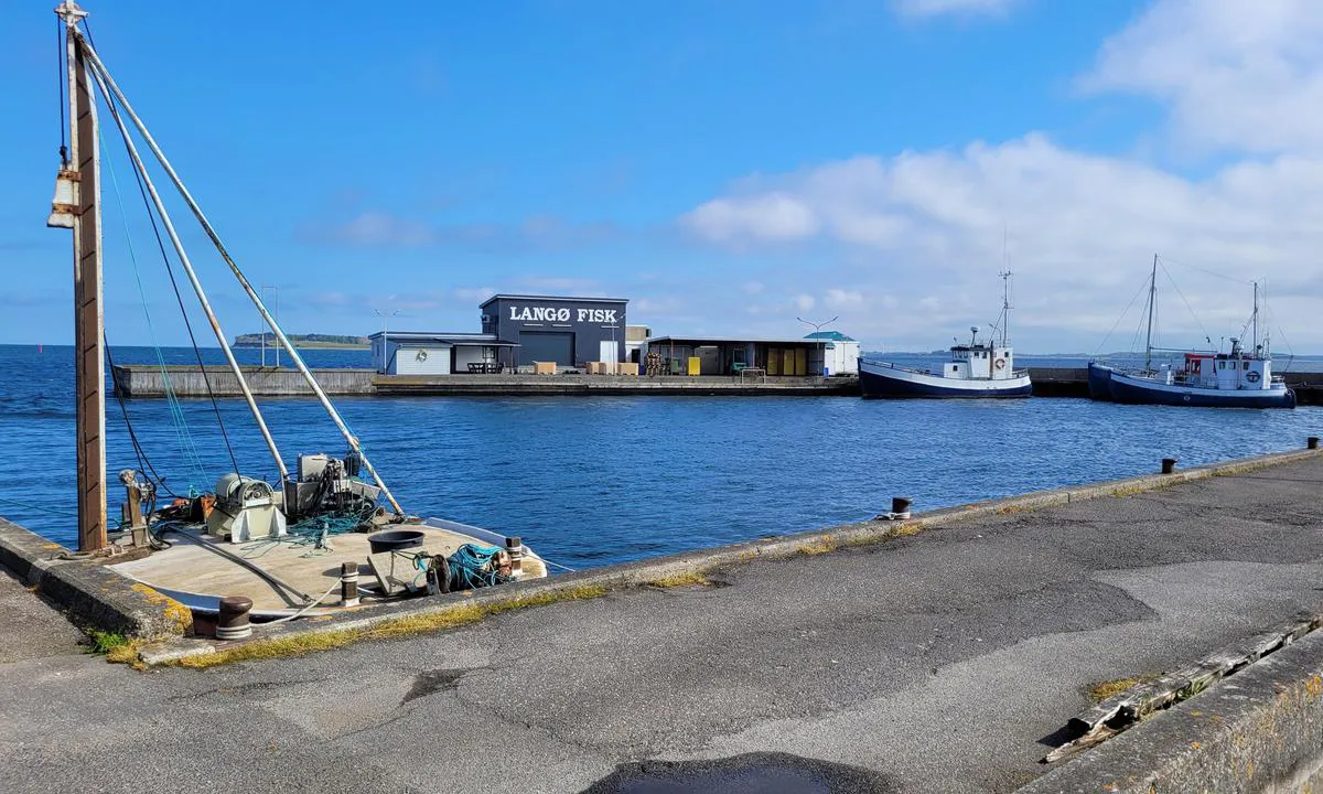 Langø Havn: {"base": "de", "no": "Fremre omr\u00e5de fiskerihavn.", "se": "Fr\u00e4mre omr\u00e5det fiskarhamn.", "en": "Forward area of the fisherman's harbour.", "da": "Forreste omr\u00e5de fiskerihavn.", "fr": "Zone avant du port de p\u00eache.", "de": "Vorderer Bereich Fischerhafen.", "es": "\u00c1rea delantera del puerto pesquero.", "it": "Area anteriore del porto dei pescatori.", "pt": "\u00c1rea frontal do porto de pesca.", "nl": "Voorste gedeelte van de Vissershaven.", "pl": "Przednia cz\u0119\u015b\u0107 portu rybackiego.", "uk": "\u041f\u0435\u0440\u0435\u0434\u043d\u044f \u0447\u0430\u0441\u0442\u0438\u043d\u0430 \u0440\u0438\u0431\u0430\u043b\u044c\u0441\u044c\u043a\u043e\u0433\u043e \u043f\u043e\u0440\u0442\u0443.", "ro": "Partea frontal\u0103 a portului pesc\u0103resc.", "tr": "\u00d6n k\u0131s\u0131m Bal\u0131k\u00e7\u0131 Liman\u0131.", "el": "\u039c\u03c0\u03c1\u03bf\u03c3\u03c4\u03b9\u03bd\u03ae \u03c0\u03b5\u03c1\u03b9\u03bf\u03c7\u03ae \u03b1\u03bb\u03b9\u03b5\u03c5\u03c4\u03b9\u03ba\u03cc \u03bb\u03b9\u03bc\u03ac\u03bd\u03b9.", "cs": "P\u0159edn\u00ed \u010d\u00e1st ryb\u00e1\u0159sk\u00e9ho p\u0159\u00edstavu.", "hu": "El\u00fcls\u0151 ter\u00fclet Hal\u00e1szkik\u00f6t\u0151.", "fi": "Etummainen osa kalasatamaa.", "bg": "\u041f\u0440\u0435\u0434\u043d\u0430 \u0447\u0430\u0441\u0442 \u043d\u0430 \u0440\u0438\u0431\u0430\u0440\u0441\u043a\u043e\u0442\u043e \u043f\u0440\u0438\u0441\u0442\u0430\u043d\u0438\u0449\u0435.", "sr": "Prednji deo ribarske luke.", "et": "Esiosa kalasadam.", "lv": "Priek\u0161\u0113j\u0101 zona zvejas osta.", "lt": "Priekin\u0117 zonos dalis - \u017evej\u0173 uostas."}