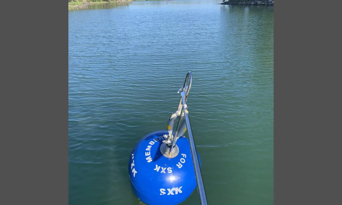 Langö - SXK Sörmland bouy: {"base": "se", "no": "B\u00f8yen ligger midt i det relativt smale sundet. Vest for sundet finnes st\u00f8rre omr\u00e5der \u00e5 svajeankre p\u00e5. God beskyttelse ved s\u00f8rlige vinder, samt fra nord\u00f8st.", "se": "Bojen ligger mitt i det relativt smala sundet. V\u00e4st om sundet finns st\u00f6rre ytor att svajankra p\u00e5. Gott skydd vid sydliga vindar, samt fr\u00e5n nordost.", "en": "The buoy is located in the middle of the relatively narrow strait. West of the strait, there are larger areas for anchor swinging. Good protection in southerly winds, as well as from the northeast.", "da": "Bojen ligger midt i det relativt smalle sund. Vest for sundet findes st\u00f8rre omr\u00e5der til at svajeankre. God beskyttelse ved sydlige vinde samt fra nord\u00f8st."}