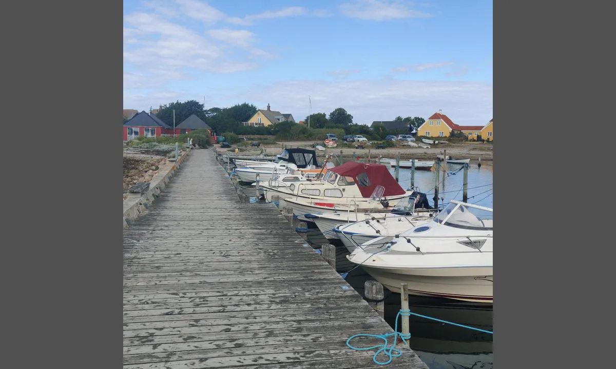 Langør Havn: {"base": "en", "no": "det er ogs\u00e5 kaiplasser for st\u00f8rre yachter!", "se": "det finns ocks\u00e5 f\u00f6rt\u00f6jningsplatser f\u00f6r st\u00f6rre yachter!", "en": "there are also berths for larger yachts!", "da": "der er ogs\u00e5 b\u00e5dpladser til st\u00f8rre lystb\u00e5de!"}