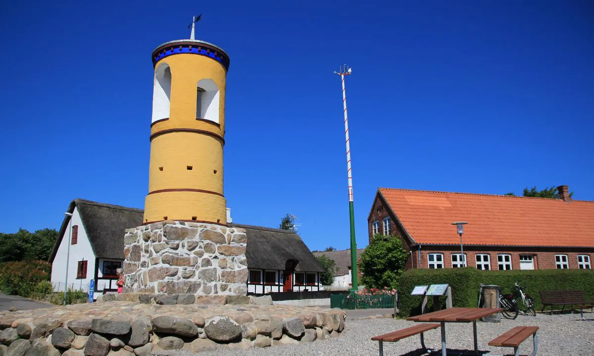 Langør/Stavn Fjord: {"base": "no", "no": "Klokket\u00e5rnet tilh\u00f8rer kirken som ligger litt vekk fra plassen, s\u00e5 ved feil vindretning kunne ikke buboerne h\u00f8re klokkene, derfor denne", "se": "Klocktornet tillh\u00f6r kyrkan som ligger lite bort fr\u00e5n platsen, s\u00e5 vid fel vindriktning kunde inv\u00e5narna inte h\u00f6ra klockorna, d\u00e4rf\u00f6r detta", "en": "The bell tower belongs to the church which is situated a bit away from the place, so with the wrong wind direction, the residents couldn't hear the bells, therefore this", "da": "Klokket\u00e5rnet tilh\u00f8rer kirken, som ligger lidt v\u00e6k fra pladsen, s\u00e5 ved forkert vindretning kunne buboerne ikke h\u00f8re klokkerne, derfor denne"}
