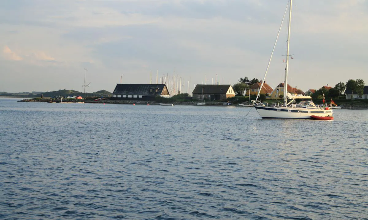 Langør/Stavn Fjord: {"base": "da", "no": "Ti minutter med jolle inn til Lang\u00f8r havn", "se": "Tio minuter med jolle in till Lang\u00f6r hamn", "en": "Ten minutes by dinghy to Lang\u00f8r harbor", "da": "Ti minutter med jolle inn til Lang\u00f8r havn"}