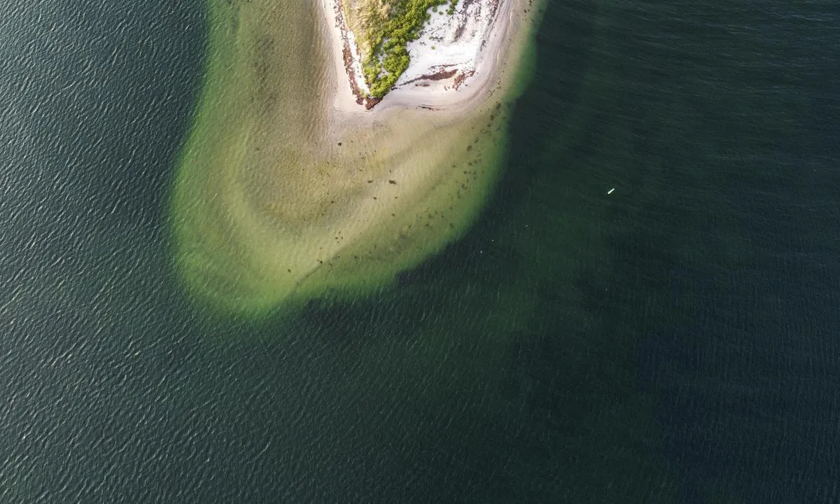 Langør/Stavn Fjord: {"base": "no", "no": "Ved innseilingen rundt \u00abLille\u00f8re\u00bb, etter gr\u00f8nn stake stikker sandbanken et godt stykke lenger ut enn kartet v\u00e5rt viste (Navionics 2024).", "se": "Vid inseglingen runt \"Lille\u00f8re\", efter gr\u00f6n k\u00e4pp sticker sandbanken ut en bra bit l\u00e4ngre \u00e4n v\u00e5rt sj\u00f6kort visade (Navionics 2024).", "en": "At the entrance around \"Lille\u00f8re\", after the green buoy, the sandbank extends significantly further out than our chart indicated (Navionics 2024).", "da": "Ved indsejlingen rundt \u00abLille\u00f8re\u00bb, efter gr\u00f8n stage, str\u00e6kker sandbanken sig et godt stykke l\u00e6ngere ud end vores kort viste (Navionics 2024).", "fr": "En approchant l'entr\u00e9e autour de \u00abLille\u00f8re\u00bb, apr\u00e8s la balise verte, le banc de sable s'\u00e9tend beaucoup plus loin que ce que notre carte indiquait (Navionics 2024).", "de": "Beim Einlaufen um \u00abLille\u00f8re\u00bb, direkt nach der gr\u00fcnen Bake, erstreckt sich die Sandbank deutlich weiter hinaus, als es unsere Karte (Navionics 2024) zeigte.", "es": "En la entrada alrededor de \u00abLille\u00f8re\u00bb, despu\u00e9s de la baliza verde, el banco de arena se extiende mucho m\u00e1s all\u00e1 de lo que nuestro mapa mostraba (Navionics 2024).", "it": "All'ingresso intorno a \u00abLille\u00f8re\u00bb, dopo il segnalatore verde, la barra di sabbia si estende molto pi\u00f9 lontano di quanto mostrato nella nostra mappa (Navionics 2024).", "pt": "Na entrada ao redor de \"Lille\u00f8re\", ap\u00f3s a estaca verde, o banco de areia se estende consideravelmente mais longe do que o nosso mapa mostrava (Navionics 2024).", "nl": "Bij het binnenvaren rond 'Lille\u00f8re', steekt de zandbank na de groene boei een flink stuk verder uit dan onze kaart aangaf (Navionics 2024).", "pl": "Przy wej\u015bciu do portu wok\u00f3\u0142 \u00abLille\u00f8re\u00bb, po mini\u0119ciu zielonej boi, piaszczysta \u0142awica wystaje znacznie dalej, ni\u017c pokazywa\u0142a nasza mapa (Navionics 2024).", "uk": "\u041f\u0440\u0438 \u0432\u0445\u043e\u0434\u0456 \u043d\u0430\u0432\u043a\u043e\u043b\u043e \u00ab\u041b\u0456\u043b\u043b\u0435\u043e\u0440\u0435\u00bb, \u043f\u0456\u0441\u043b\u044f \u0437\u0435\u043b\u0435\u043d\u043e\u0433\u043e \u0437\u043d\u0430\u043a\u0430 \u043f\u0456\u0449\u0430\u043d\u0430 \u043c\u0456\u043b\u0438\u043d\u0430 \u0432\u0438\u0441\u0442\u0443\u043f\u0430\u0454 \u0437\u043d\u0430\u0447\u043d\u043e \u0434\u0430\u043b\u0456, \u043d\u0456\u0436 \u043f\u043e\u043a\u0430\u0437\u0443\u0432\u0430\u043b\u0430 \u043d\u0430\u0448\u0430 \u043a\u0430\u0440\u0442\u0430 (Navionics 2024).", "ro": "La intrarea \u00een jurul \u00abLille\u00f8re\u00bb, dup\u0103 parul verde, banca de nisip se extinde mult mai departe dec\u00e2t a ar\u0103tat harta noastr\u0103 (Navionics 2024).", "tr": "\u2018Lille\u00f8re\u2019 etraf\u0131ndan giri\u015fte, ye\u015fil \u015famand\u0131ra sonras\u0131 kum bank\u0131, haritam\u0131z\u0131n g\u00f6sterdi\u011finden (Navionics 2024) olduk\u00e7a daha ileriye \u00e7\u0131k\u0131yor.", "el": "\u039a\u03b1\u03c4\u03ac \u03c4\u03b7\u03bd \u03b5\u03af\u03c3\u03bf\u03b4\u03bf \u03b3\u03cd\u03c1\u03c9 \u03b1\u03c0\u03cc \u03c4\u03bf \u00abLille\u00f8re\u00bb, \u03bc\u03b5\u03c4\u03ac \u03c4\u03bf \u03c0\u03c1\u03ac\u03c3\u03b9\u03bd\u03bf \u03c3\u03ae\u03bc\u03b1, \u03b7 \u03b1\u03bc\u03bc\u03bf\u03c5\u03b4\u03b9\u03ac \u03b5\u03ba\u03c4\u03b5\u03af\u03bd\u03b5\u03c4\u03b1\u03b9 \u03b1\u03c1\u03ba\u03b5\u03c4\u03ac \u03c0\u03b5\u03c1\u03b9\u03c3\u03c3\u03cc\u03c4\u03b5\u03c1\u03bf \u03b1\u03c0\u03cc \u03cc,\u03c4\u03b9 \u03ad\u03b4\u03b5\u03b9\u03c7\u03bd\u03b5 \u03bf \u03c7\u03ac\u03c1\u03c4\u03b7\u03c2 \u03bc\u03b1\u03c2 (Navionics 2024).", "cs": "P\u0159i vplouv\u00e1n\u00ed kolem \u00abLille\u00f8re\u00bb, po zelen\u00e9m naviga\u010dn\u00edm znaku vy\u010dn\u00edv\u00e1 p\u00edse\u010dn\u00fd pruh mnohem d\u00e1le, ne\u017e ukazovala na\u0161e mapa (Navionics 2024).", "hu": "A \u00abLille\u00f8re\u00bb k\u00f6r\u00fcli bej\u00e1ratn\u00e1l, a z\u00f6ld c\u00f6l\u00f6p ut\u00e1n a homokpad j\u00f3val messzebbre ny\u00falik ki, mint ahogy azt a t\u00e9rk\u00e9p\u00fcnk (Navionics 2024) mutatta.", "fi": "Saapuessasi satamaan \u00abLille\u00f8re\u00bbn ymp\u00e4ri, vihre\u00e4n viitan j\u00e4lkeen hiekkapenkka ulkonee selv\u00e4sti pidemm\u00e4lle kuin karttamme osoitti (Navionics 2024).", "bg": "\u041f\u0440\u0438 \u0432\u043b\u0438\u0437\u0430\u043d\u0435\u0442\u043e \u043e\u043a\u043e\u043b\u043e \u00abLille\u00f8re\u00bb, \u0441\u043b\u0435\u0434 \u0437\u0435\u043b\u0435\u043d\u0430\u0442\u0430 \u043a\u043e\u043b\u043e\u043d\u0430, \u043f\u044f\u0441\u044a\u0447\u043d\u0430\u0442\u0430 \u0431\u0430\u043d\u043a\u0430 \u0438\u0437\u043b\u0438\u0437\u0430 \u0434\u043e\u0441\u0442\u0430 \u043f\u043e-\u043d\u0430\u0432\u044a\u0442\u0440\u0435, \u043e\u0442\u043a\u043e\u043b\u043a\u043e\u0442\u043e \u043f\u043e\u043a\u0430\u0437\u0432\u0430 \u043d\u0430\u0448\u0430\u0442\u0430 \u043a\u0430\u0440\u0442\u0430 (Navionics 2024).", "sr": "\u041f\u0440\u0438 \u0443\u043b\u0430\u0441\u043a\u0443 \u043e\u043a\u043e \u201eLille\u00f8re\u201c, \u043d\u0430\u043a\u043e\u043d \u0437\u0435\u043b\u0435\u043d\u0435 \u043e\u0437\u043d\u0430\u043a\u0435, \u043f\u0435\u0448\u0447\u0430\u043d\u0438 \u0431\u0430\u043d\u043a \u0441\u0435 \u043f\u0440\u0443\u0436\u0430 \u0437\u043d\u0430\u0442\u043d\u043e \u0434\u0430\u0459\u0435 \u043d\u0435\u0433\u043e \u0448\u0442\u043e \u0458\u0435 \u0442\u043e \u043d\u0430\u0448 \u043a\u0430\u0440\u0442 \u043f\u0440\u0438\u043a\u0430\u0437\u0438\u0432\u0430\u043e (Navionics 2024).", "et": "Sissepurjetamisel \u00fcmber \u00abLille\u00f8re\u00bb, p\u00e4rast rohelist m\u00e4rki ulatub liivabank palju kaugemale, kui meie kaart (Navionics 2024) n\u00e4itas.", "lv": "Ieejot ap \u00abLille\u00f8re\u00bb, p\u0113c za\u013c\u0101s stakas smil\u0161u s\u0113re iziet daudz t\u0101l\u0101k nek\u0101 m\u016bsu kart\u0113 par\u0101d\u012bts (Navionics 2024).", "lt": "Plaukiant \u012flankon aplink \u00abLille\u00f8re\u00bb, po \u017ealiojo \u017eymeklio, sm\u0117lio sekluma irkasi gerokai toliau nei m\u016bs\u0173 \u017eem\u0117lapyje nurodyta (Navionics 2024)."}