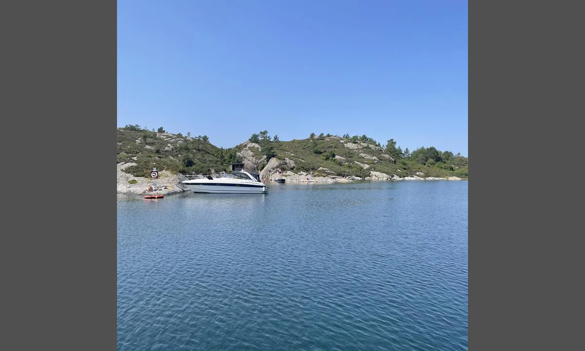 Langøy - Hauglandshella: {"base": "no", "no": "Det er noe fort\u00f8yningsbolter p\u00e5 vestsiden av v\u00e5gen. Her er og en gapahuk", "se": "Det finns n\u00e5gra f\u00f6rt\u00f6jningsbultar p\u00e5 v\u00e4stsidan av viken. H\u00e4r finns ocks\u00e5 ett vindskydd", "en": "There are some mooring bolts on the west side of the bay. There is also a lean-to shelter here.", "da": "Der er nogle fort\u00f8jningsbolte p\u00e5 vestsiden af vigen. Her er ogs\u00e5 et gapahuk."}