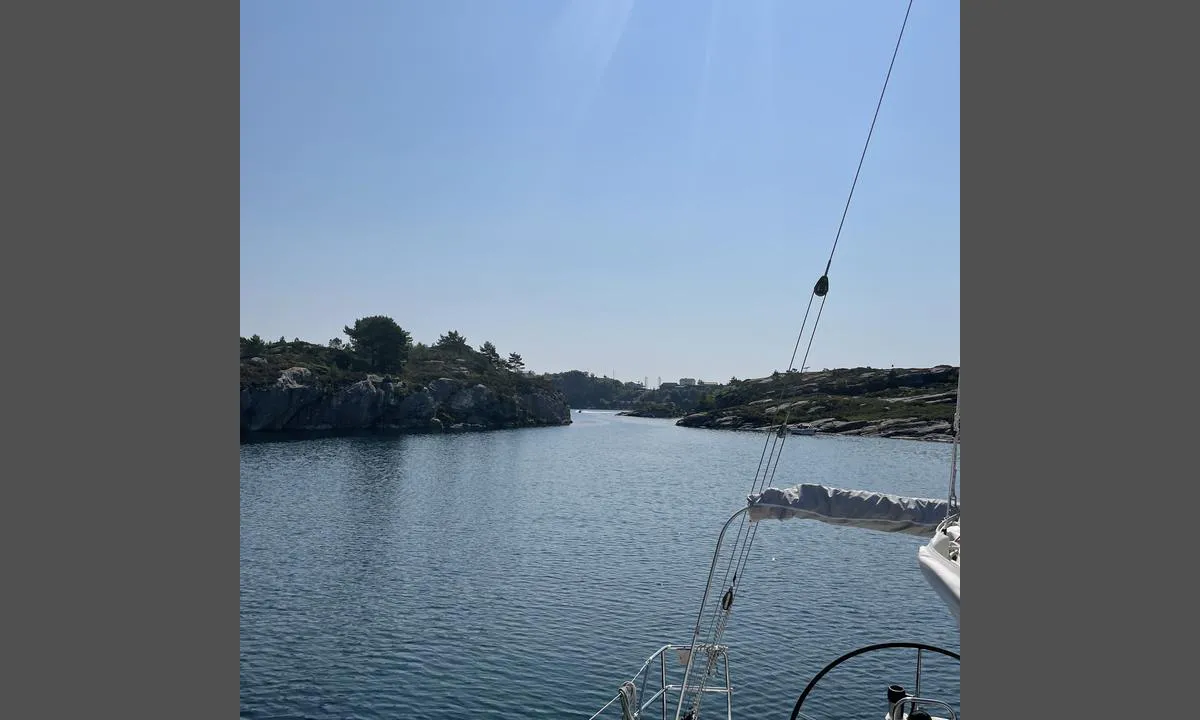 Langøy - Hauglandshella: {"base": "no", "no": "Bildet viser inn/utseiling til v\u00e5gen. God dybde selv om det er litt smalt", "se": "Bilden visar in/utsegling till viken. Bra djup \u00e4ven om det \u00e4r lite smalt", "en": "The picture shows the entrance/exit to the harbour. Good depth even though it is a bit narrow.", "da": "Billedet viser ind-/udsejling til v\u00e5gen. God dybde selvom det er lidt smalt"}