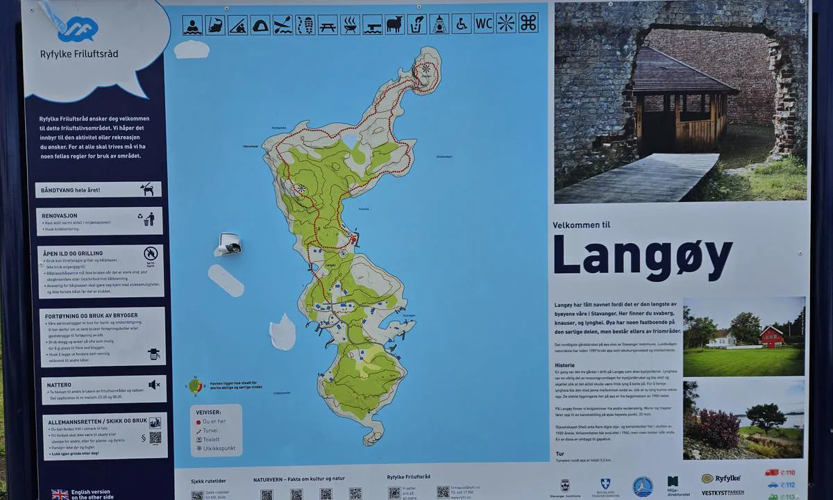 Langøy Friområde: {"base": "no", "no": "informasjonsskilt med kart over \u00f8yen og litt historie", "se": "informationsskylt med karta \u00f6ver \u00f6n och lite historia", "en": "information sign with map of the island and some history", "da": "informationsskilt med kort over \u00f8en og lidt historie"}