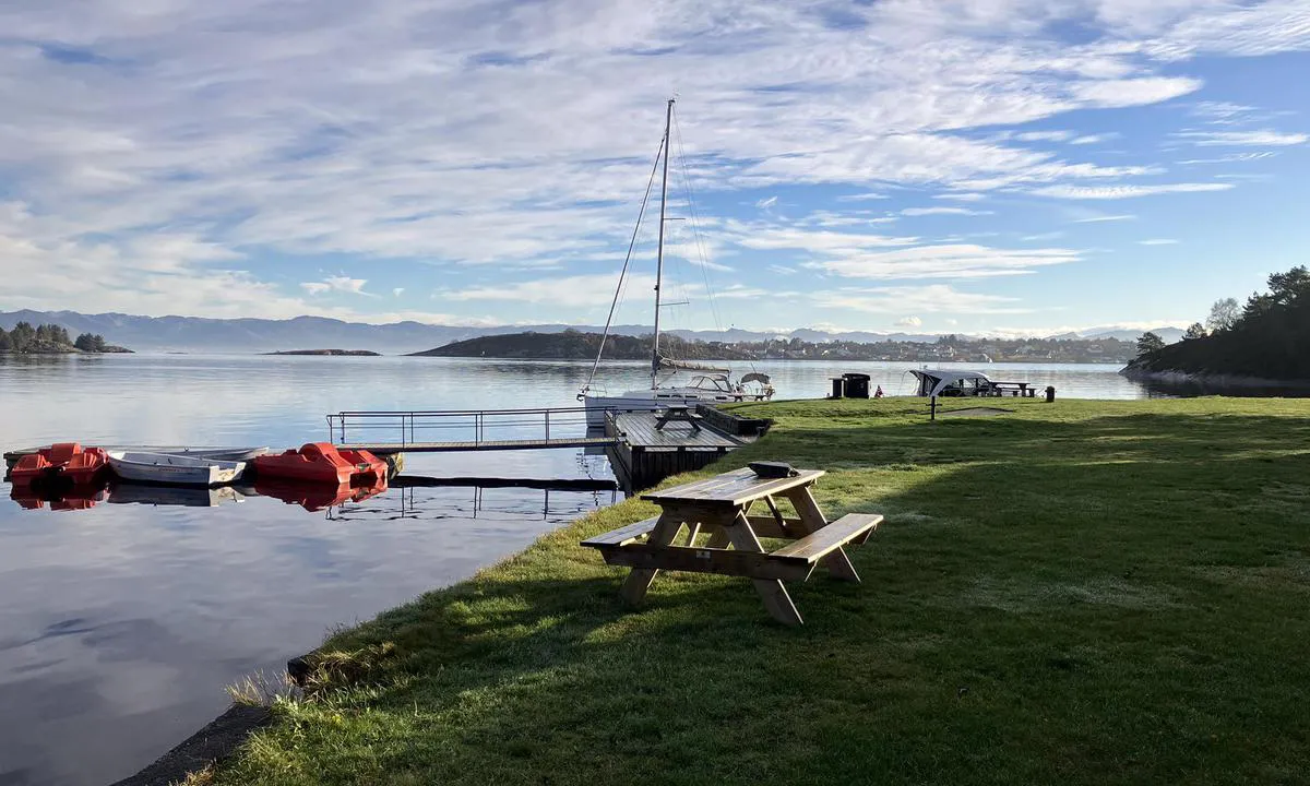 Langøy Friområde: {"base": "no", "no": "Tr\u00f8b\u00e5ter / rob\u00e5ter tror jeg det er Lundsv\u00e5gen Naturskole som disponerer", "se": "Rodd-b\u00e5tar / roddb\u00e5tar tror jag att det \u00e4r Lundsv\u00e5gen Naturskola som disponerar", "en": "Rowboats I believe are managed by Lundsv\u00e5gen Nature School", "da": "Tr\u00e6b\u00e5de / rob\u00e5de tror jeg, at det er Lundsv\u00e5gen Naturskole, som r\u00e5der over"}