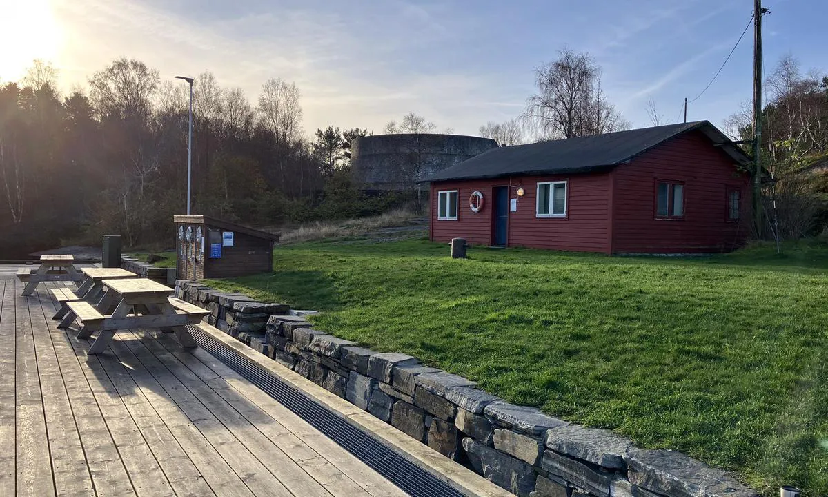 Langøy Friområde: {"base": "no", "no": "I den r\u00f8de bygningen er toaletter.I betongtanken er det den grillhytte", "se": "I den r\u00f6da byggnaden finns toaletter. I betongtanken finns grillhytten.", "en": "In the red building there are toilets. In the concrete tank there is the barbecue hut.", "da": "<b>I den r\u00f8de bygning er der toiletter. I betontanken er der grillhytte</b>"}