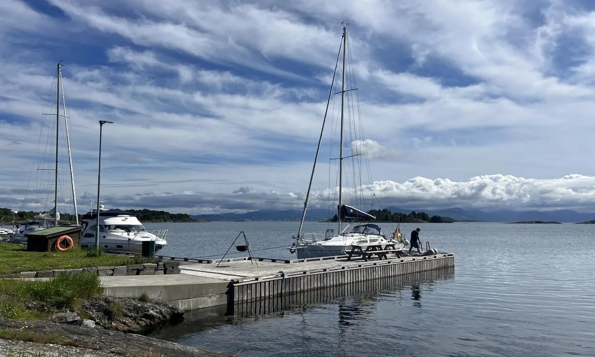 Langøy Friområde: {"base": "no", "no": "Det er fullt mulig \u00e5 ligge p\u00e5 nordsiden av utstikkeren p\u00e5 trekaien (ca 3 meters dybde) med seilb\u00e5t, s\u00e5 lenge du har baugen inn og holder et par meters avstand med baugen fra kai.", "se": "Det \u00e4r fullt m\u00f6jligt att l\u00e4gga till p\u00e5 norra sidan av bryggutskjutaren p\u00e5 tr\u00e4bryggan (ca 3 meters djup) med segelb\u00e5t, s\u00e5 l\u00e4nge du har f\u00f6ren in och h\u00e5ller ett par meters avst\u00e5nd med f\u00f6ren fr\u00e5n bryggan.", "en": "It is entirely possible to berth on the north side of the extension at the wooden pier (approximately 3 meters depth) with a sailboat, as long as you have the bow in and keep a couple of meters of distance from the pier with the bow.", "da": "Det er fuldt muligt at ligge p\u00e5 nordsiden af udrustningskajen ved tr\u00e6broen (ca 3 meters dybde) med sejlb\u00e5d, s\u00e5 l\u00e6nge du har st\u00e6vnen ind og holder et par meters afstand med st\u00e6vnen fra kaj."}