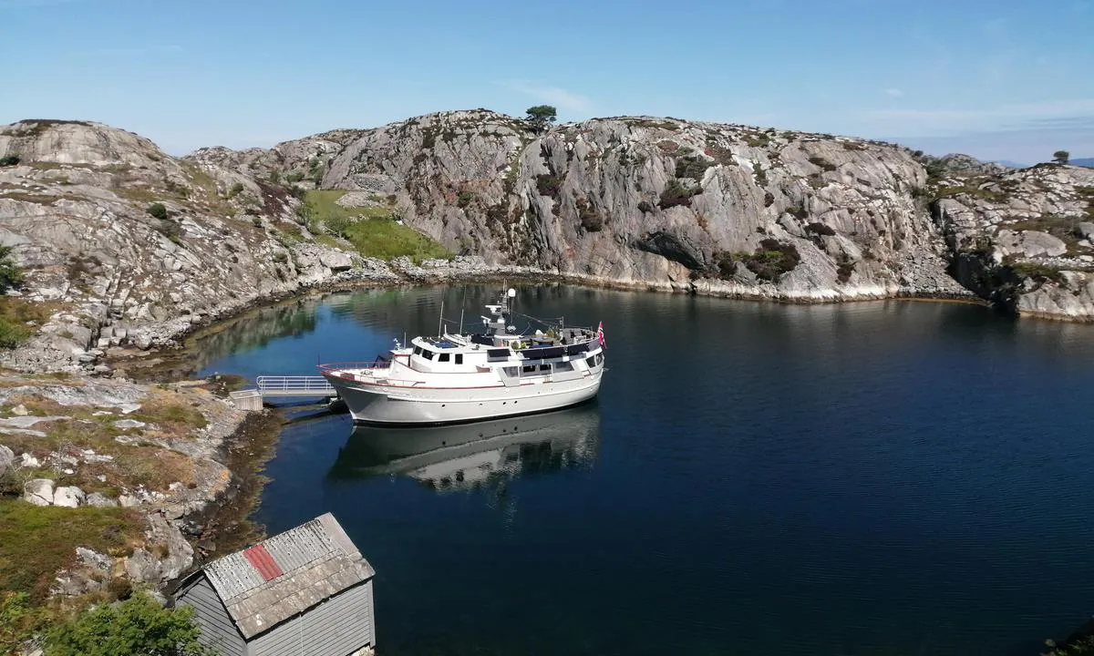 Langøya - Fitjar: {"base": "no", "no": "Havn er utstyrt med kraftig flytebrygge i betong og gode pullerter. Godt dimensjonerte kjettinger mot land og i sj\u00f8. Her ligger man bra om det bl\u00e5ser opp.", "se": "Hamn \u00e4r utrustad med kraftig flytbrygga i betong och bra pollare. V\u00e4l dimensionerade k\u00e4ttingar mot land och i sj\u00f6n. H\u00e4r ligger man bra om det bl\u00e5ser upp.", "en": "The harbour is equipped with a sturdy concrete floating dock and good bollards. Well-dimensioned chains towards land and in the sea. You can stay here well if the wind picks up.", "da": "Havn er udstyret med kraftig flydebro i beton og gode pullerter. Godt dimensionerede k\u00e6der mod land og i havet. Her ligger man godt, hvis det bl\u00e6ser op."}