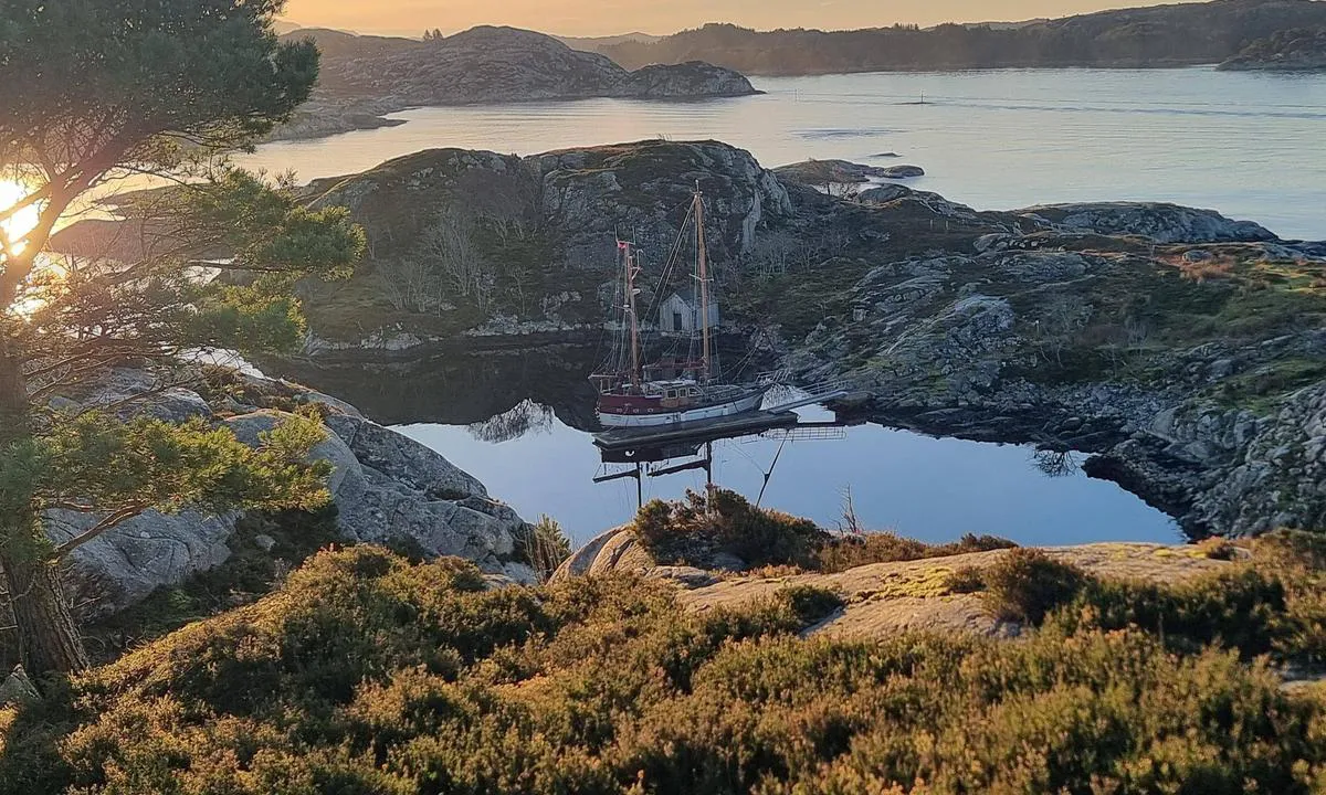 Langøya - Fitjar: {"base": "no", "no": "Julebes\u00f8k 2025", "se": "Julebes\u00f6k 2025", "en": "Christmas Visit 2025", "da": "Julebes\u00f8g 2025", "fr": "Visite de No\u00ebl 2025", "de": "Weihnachtsbesuch 2025", "es": "Visita de Navidad 2025", "it": "Visita natalizia 2025", "pt": "Visita de Natal 2025", "nl": "Kerstbezoek 2025", "pl": "Wizyty \u015bwi\u0105teczne 2025", "uk": "\u0420\u0456\u0437\u0434\u0432\u044f\u043d\u0438\u0439 \u0432\u0456\u0437\u0438\u0442 2025", "ro": "Vizita de Cr\u0103ciun 2025", "tr": "Y\u0131lba\u015f\u0131 Ziyareti 2025", "el": "\u0395\u03c0\u03af\u03c3\u03ba\u03b5\u03c8\u03b7 \u03a7\u03c1\u03b9\u03c3\u03c4\u03bf\u03c5\u03b3\u03ad\u03bd\u03bd\u03c9\u03bd 2025", "cs": "V\u00e1no\u010dn\u00ed n\u00e1v\u0161t\u011bva 2025", "hu": "Kar\u00e1csonyi l\u00e1togat\u00e1s 2025", "fi": "Jouluk\u00e4ynti 2025", "bg": "\u041a\u043e\u043b\u0435\u0434\u043d\u043e \u043f\u043e\u0441\u0435\u0449\u0435\u043d\u0438\u0435 2025", "sr": "Poseta za Bo\u017ei\u0107 2025", "et": "J\u00f5uluk\u00fclastus 2025", "lv": "Ziemassv\u0113tku apmekl\u0113jums 2025", "lt": "Kal\u0117dinis vizitas 2025"}