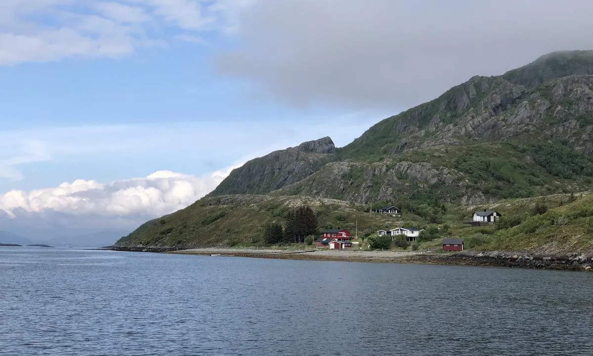 Sett nordover fra sundet mellom Kvaløya og Langøya. Du unngår enkelt bebyggelsen ved å legge deg sør eller nord i sundet.