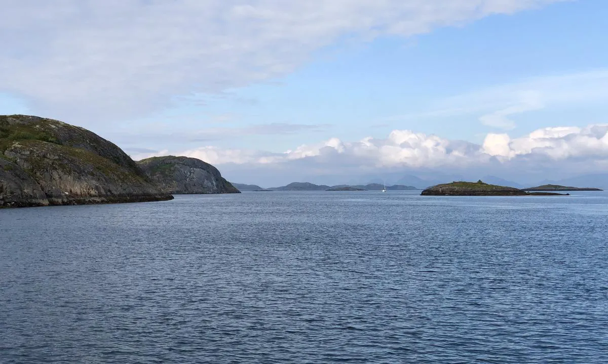 Bilde tatt nordover. Langøya (til venstre i bildet) er ganske høy og tar av for en del vind.