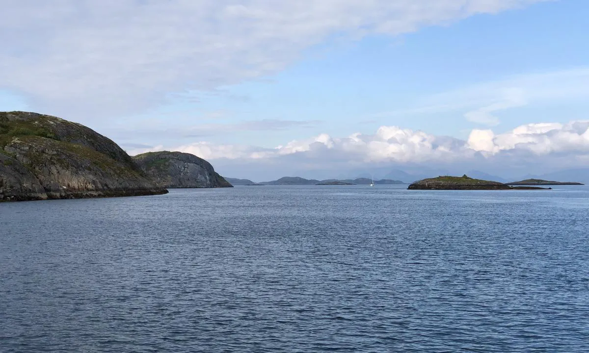 Langøya - Kvaløya: {"base": "no", "no": "Bilde tatt nordover. Lang\u00f8ya (til venstre i bildet) er ganske h\u00f8y og tar av for en del vind.", "se": "Bilden tagen norrut. Lang\u00f8ya (till v\u00e4nster i bilden) \u00e4r ganska h\u00f6g och skyddar mot en del vind.", "en": "Picture taken northwards. Lang\u00f8ya (to the left in the picture) is quite high and provides some shelter from the wind.", "da": "Billede taget nordover. Lang\u00f8en (til venstre i billedet) er ganske h\u00f8j og tager af for en del vind."}