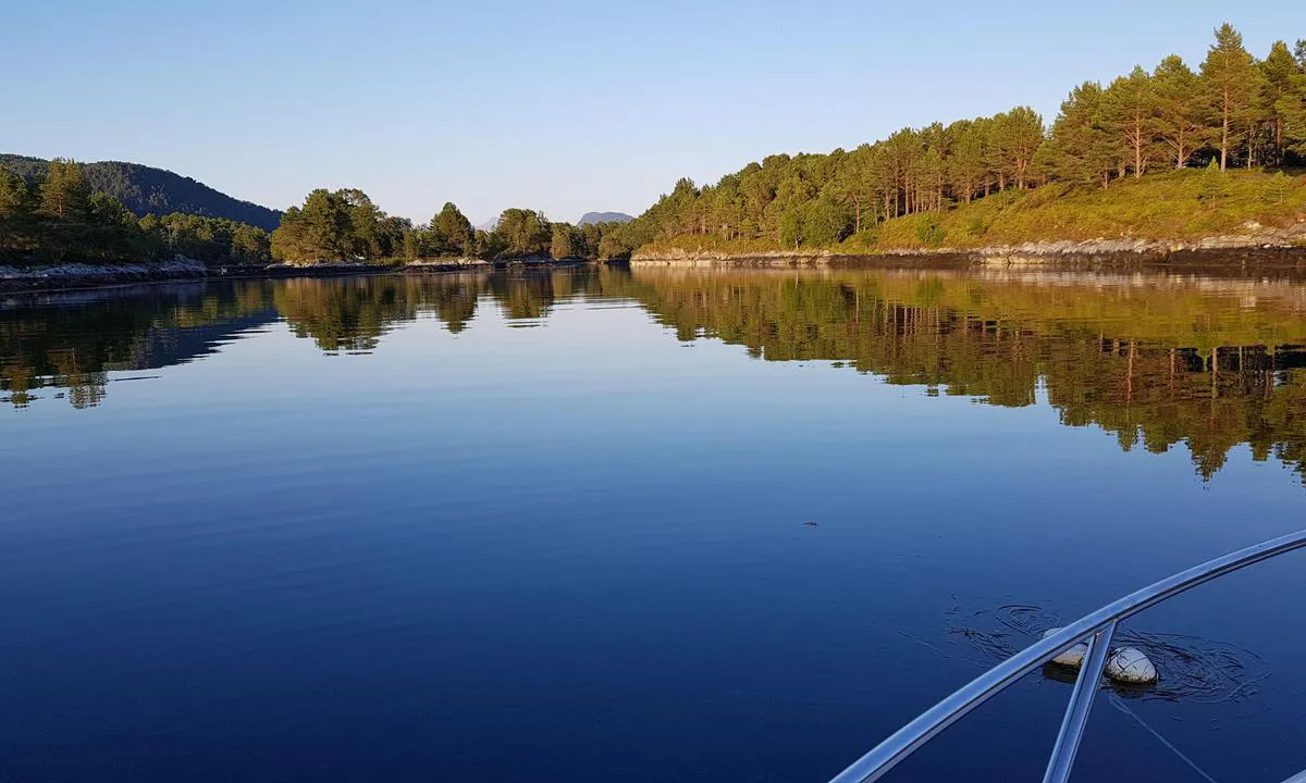 Langøya - Taftasundet: {"base": "no", "no": "Sol og fint p\u00e5 nordsiden av Lang\u00f8ya. Ser her mot \u00d8.", "se": "Sol och fint p\u00e5 norra sidan av Lang\u00f8ya. Ser h\u00e4r mot \u00d6.", "en": "Sun and nice weather on the north side of Lang\u00f8ya. View towards the east.", "da": "Sol og fint p\u00e5 Nordsiden af Lang\u00f8ya. Ser her mod \u00d8."}
