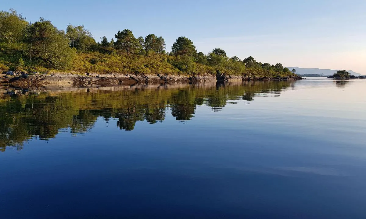 Langøya - Taftasundet: {"base": "no", "no": "Sol og fint p\u00e5 nordsiden av Lang\u00f8ya. Ser her mot SV.", "se": "Sol och fint p\u00e5 norra sidan av Lang\u00f8ya. Ser h\u00e4r mot SV.", "en": "Sunny and nice on the north side of Lang\u00f8ya. Viewing here towards SW.", "da": "Sol og fint p\u00e5 nordsiden af Lang\u00f8ya. Ser her mod SV."}