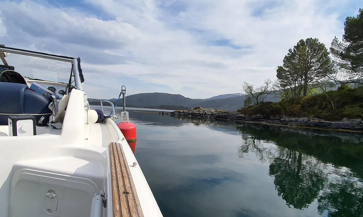 Langøya ved Taftasundet: {"base": "no", "no": "Vel fort\u00f8yd p\u00e5 innsiden. Godt beskyttet for nordavind. F\u00e5r tidlig morgensol.", "se": "V\u00e4l f\u00f6rt\u00f6jd p\u00e5 insidan. V\u00e4l skyddad f\u00f6r nordvind. F\u00e5r tidig morgonsol.", "en": "Well moored on the inside. Well protected from the north wind. Gets early morning sun.", "da": "Vel fort\u00f8jet p\u00e5 indersiden. Godt beskyttet mod nordenvind. F\u00e5r tidlig morgensol."}