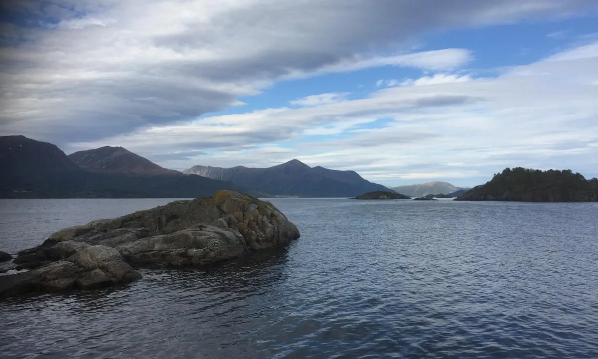 Langøybukta: {"base": "no", "no": "Her er utsikten motsatt (ut bukta) mot \u00f8st.", "se": "H\u00e4r \u00e4r utsikten motsatt (ut bukten) mot \u00f6st.", "en": "Here is the view in the opposite direction (out of the bay) towards the east.", "da": "Her er udsigten modsat (ud bugten) mod \u00f8st."}