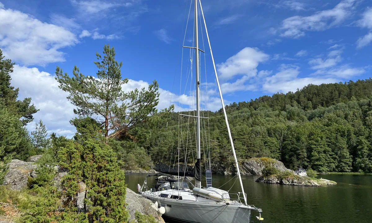 Langøykilen indre: {"base": "no", "no": "Sj\u00f8lvaste kremplassen! Bare et av de vertikale partiene like til h\u00f8yre etter innl\u00f8pet egner seg for longside.  Der er det til gjengjeld godt over 2m dypt og bolter til spring og baug.", "se": "Sj\u00e4lvaste gr\u00e4ddplatsen! Endast en av de vertikala partierna strax till h\u00f6ger efter inloppet l\u00e4mpar sig f\u00f6r l\u00e5ngsides. D\u00e4r \u00e4r det i geng\u00e4ld v\u00e4l \u00f6ver 2m djupt och bultar till spring och f\u00f6r.", "en": "The ultimate prime spot! Only one of the vertical sections just to the right after the entrance is suitable for a longside berth. There, however, the depth is well over 2 meters, and there are bolts for spring and bow lines.", "da": "Den bedste placering! Kun en af de lodrette partier lige til h\u00f8jre efter indl\u00f8bet egner sig til longside. Der er det til geng\u00e6ld godt over 2m dybt og bolte til spring og bov."}