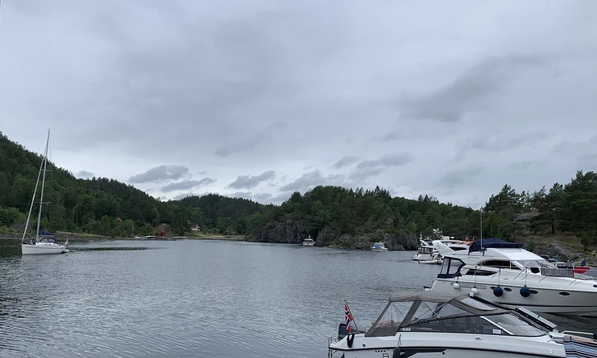 Langøykilen indre: Indre kil sett fra naturhavna i nord (fortøyd med bolter mot fjell). Dette er solsiden og fin dybde for seilbåter flere steder. Vis vanlig aktsomhet ved anløp og fortøyning.