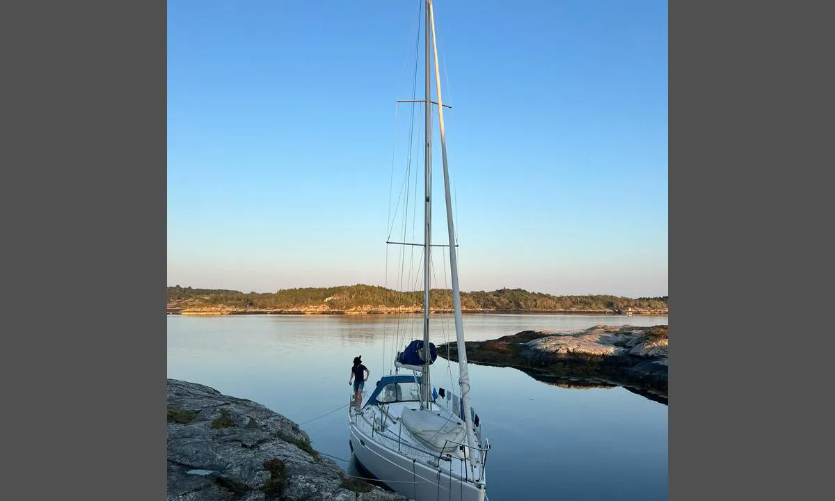 Langøyna: {"base": "no", "no": "Dregg bak, inn mot svaberget.", "se": "Dragga bak, in mot berget.", "en": "Anchor astern, towards the rocky shore.", "da": "Anker bagud, ind mod klippefladen.", "fr": "Jetez l'ancre vers l'arri\u00e8re, en direction de la falaise.", "de": "Anker nach hinten, in Richtung der Felswand.", "es": "Echa el ancla hacia atr\u00e1s, hacia la roca.", "it": "Drizza l'ancora all'indietro, verso la scogliera.", "pt": "Arraste a \u00e2ncora para tr\u00e1s, em dire\u00e7\u00e3o ao rochedo.", "nl": "Anker achteruit, richting de rotswand.", "pl": "Zrzu\u0107 kotwic\u0119 wstecz, w kierunku ska\u0142.", "uk": "\u041a\u0438\u043d\u044c\u0442\u0435 \u044f\u043a\u0456\u0440 \u0437\u0437\u0430\u0434\u0443, \u0432\u0441\u0435\u0440\u0435\u0434\u0438\u043d\u0443 \u0434\u043e \u0441\u043a\u0435\u043b\u0456.", "ro": "Arunc\u0103 ancora \u00eenapoi, spre st\u00e2nca neted\u0103.", "tr": "K\u0131\u00e7 demiri, kayal\u0131klara do\u011fru.", "el": "\u03a1\u03af\u03be\u03b5 \u03ac\u03b3\u03ba\u03c5\u03c1\u03b1 \u03c0\u03af\u03c3\u03c9, \u03c0\u03c1\u03bf\u03c2 \u03c4\u03b1 \u03b2\u03c1\u03ac\u03c7\u03b9\u03b1.", "cs": "Kotva vzad, sm\u011brem k \u00fatesu.", "hu": "Horgony h\u00e1tra, a sziklafal fel\u00e9.", "fi": "Ankkuri taakse, kohti kalliota.", "bg": "\u041f\u0443\u0441\u043d\u0435\u0442\u0435 \u043a\u043e\u0442\u0432\u0430 \u043d\u0430\u0437\u0430\u0434, \u043a\u044a\u043c \u0441\u043a\u0430\u043b\u0438\u0441\u0442\u0438\u044f \u0431\u0440\u044f\u0433.", "sr": "Sidri\u0161te nazad, prema steni.", "et": "Ankruga tagasi, kaljuserva poole.", "lv": "Dros\u012bt atpaka\u013c, iek\u0161\u0101 pret st\u0101vkrastu.", "lt": "Inkaro kilpa atgal, link uolos."}
